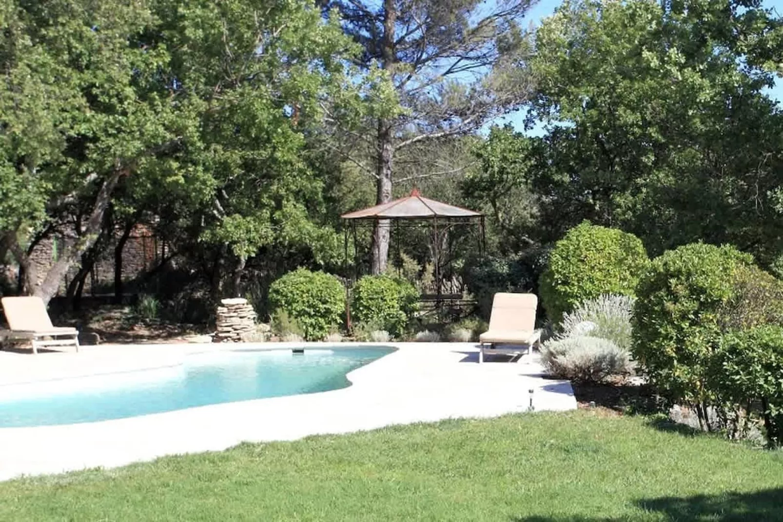 Maison authentique au coeur des garrigues Luberon-Swimming pool