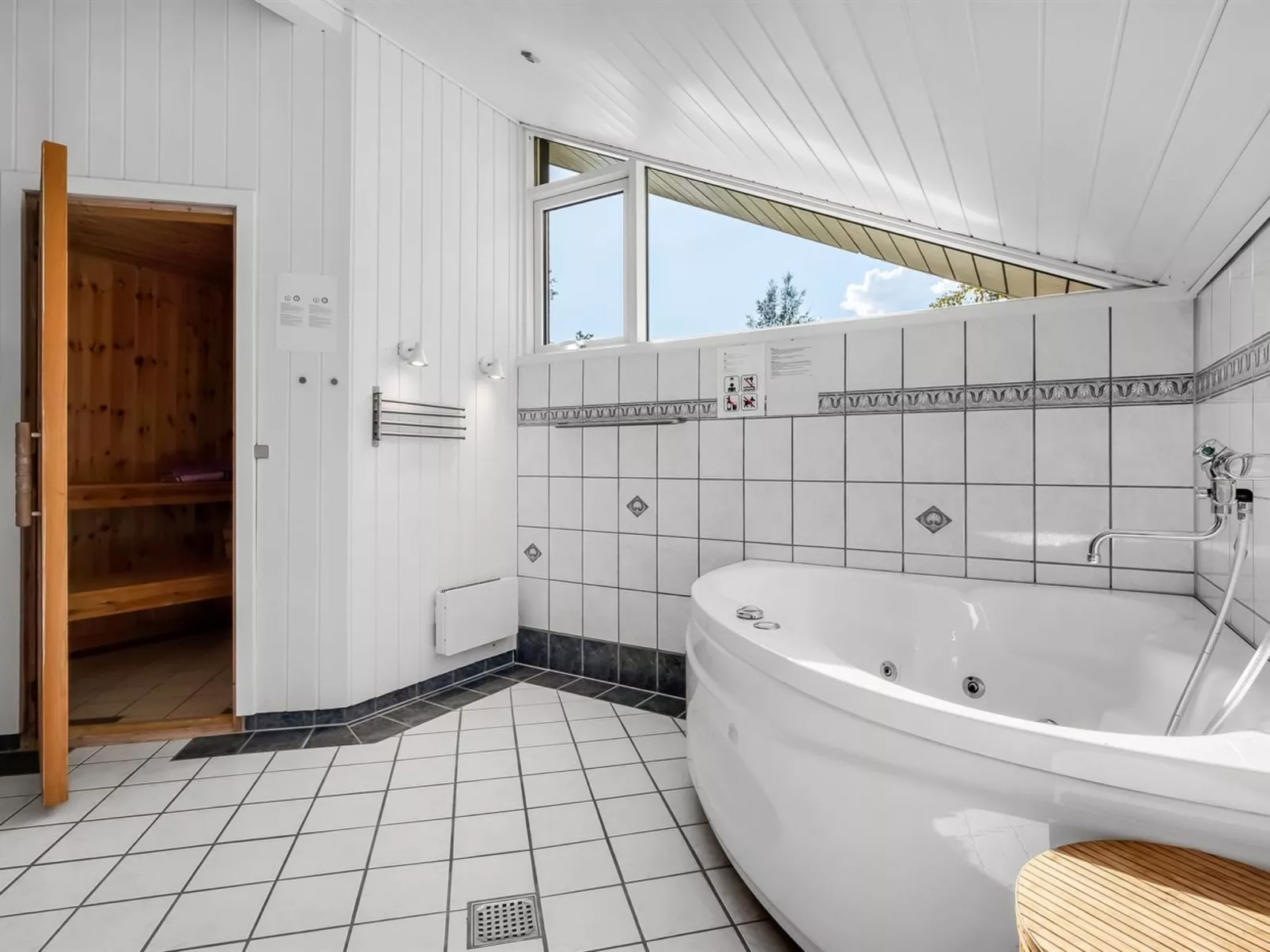 "Margrethe" - 600m from the sea-Drinnen