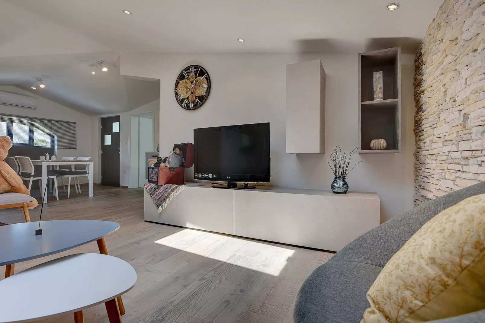 Jela-Living room