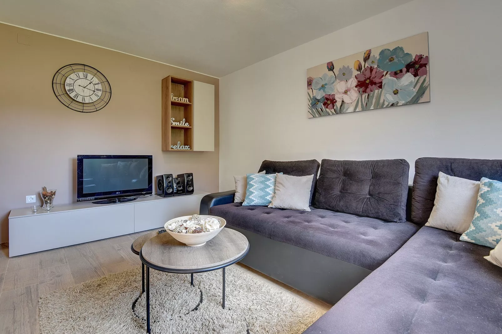 Jela-Living room