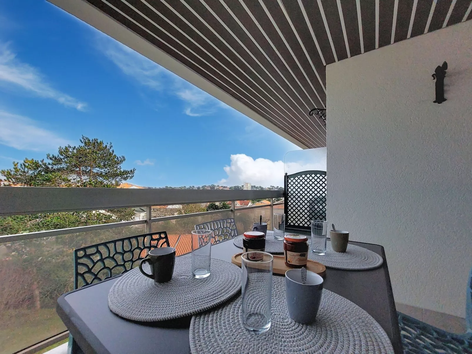 La Frégate - Outside