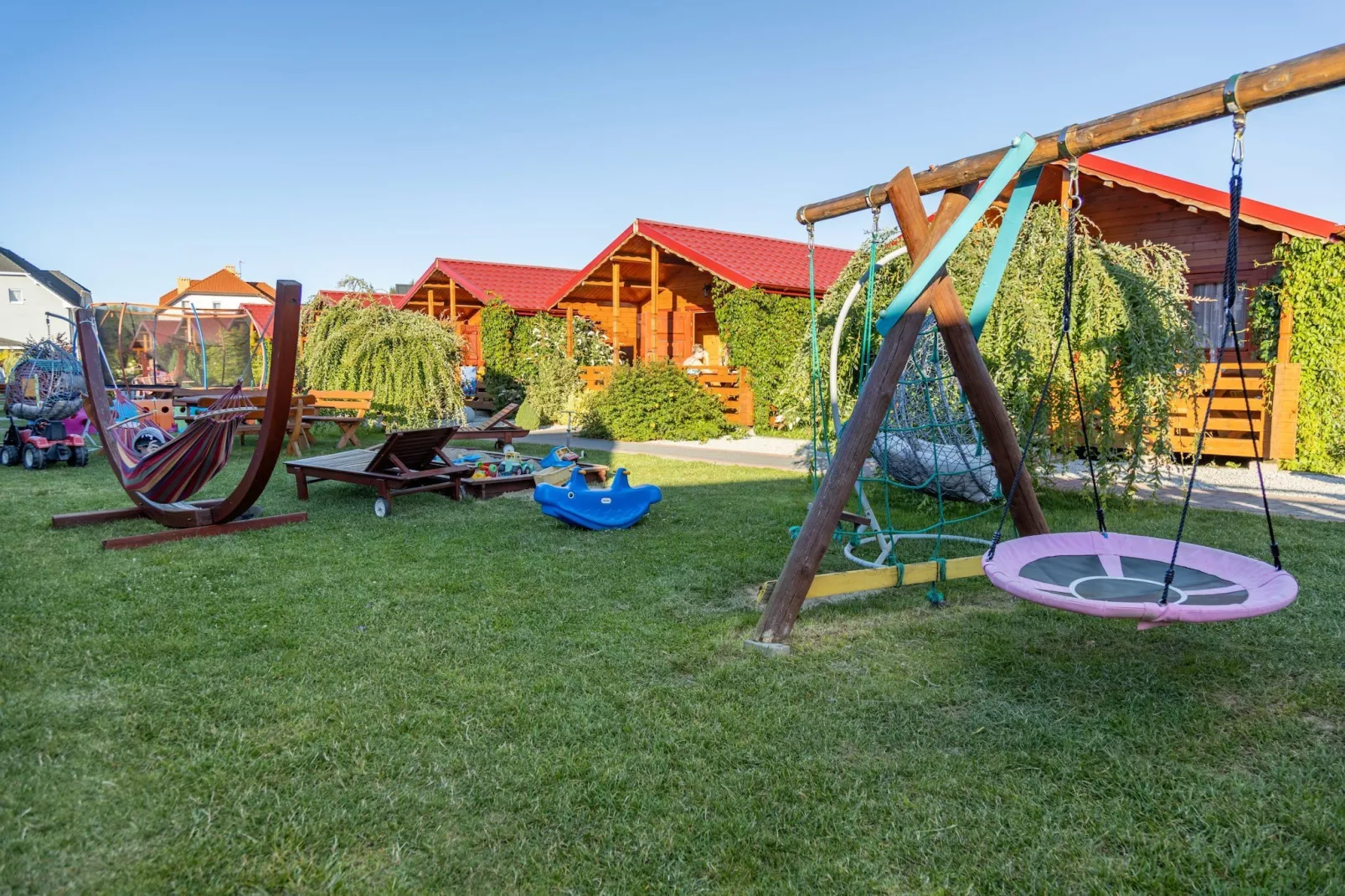 Parterowe domki wakacyjne dla 5 osób w Gąskach SPA w cenie pobytu - Gardens in summer