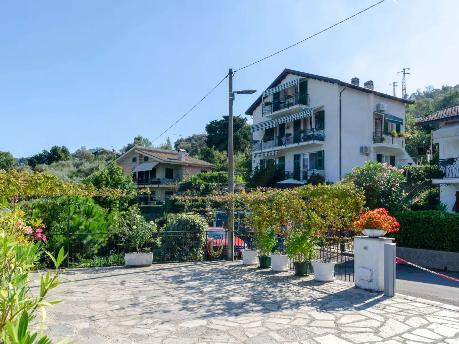 Einzimmerwohnung mit Terrasse und Blick auf den Berg - Image-tags.info