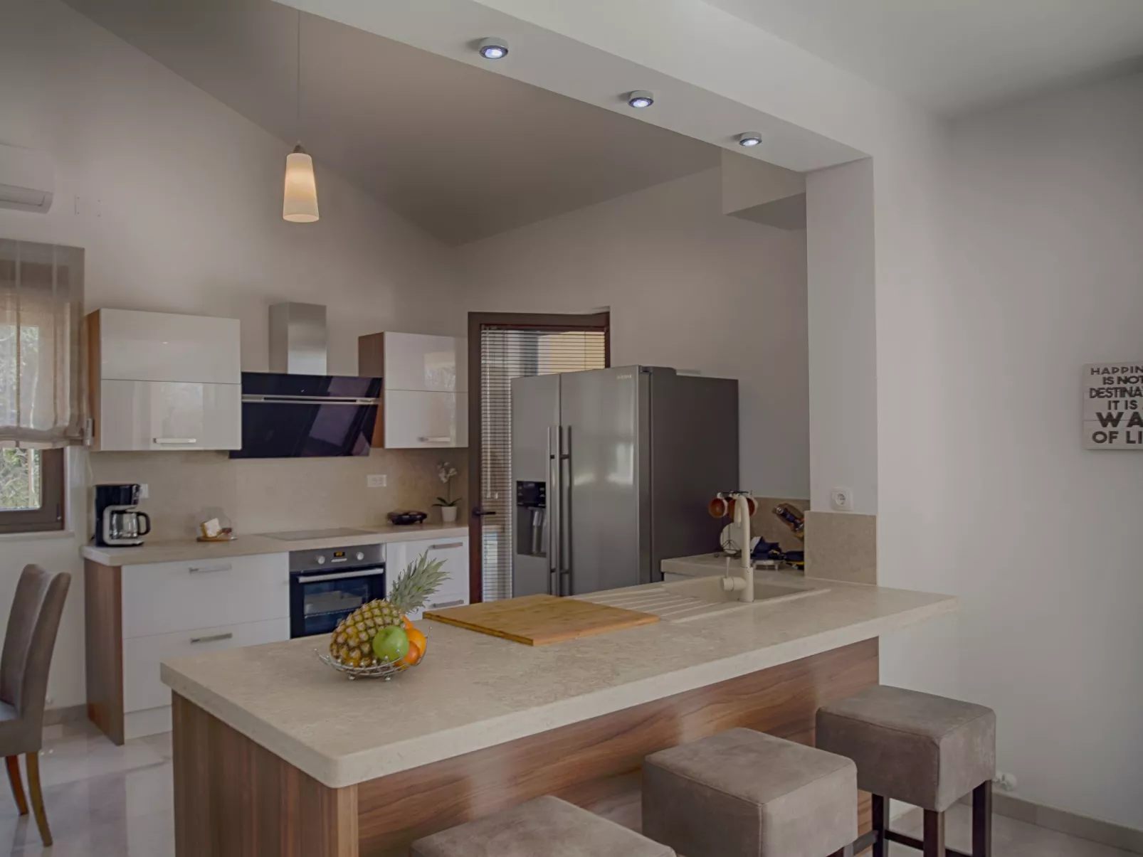 "Laura" mit Blick auf das Wasser - Image-tags.info