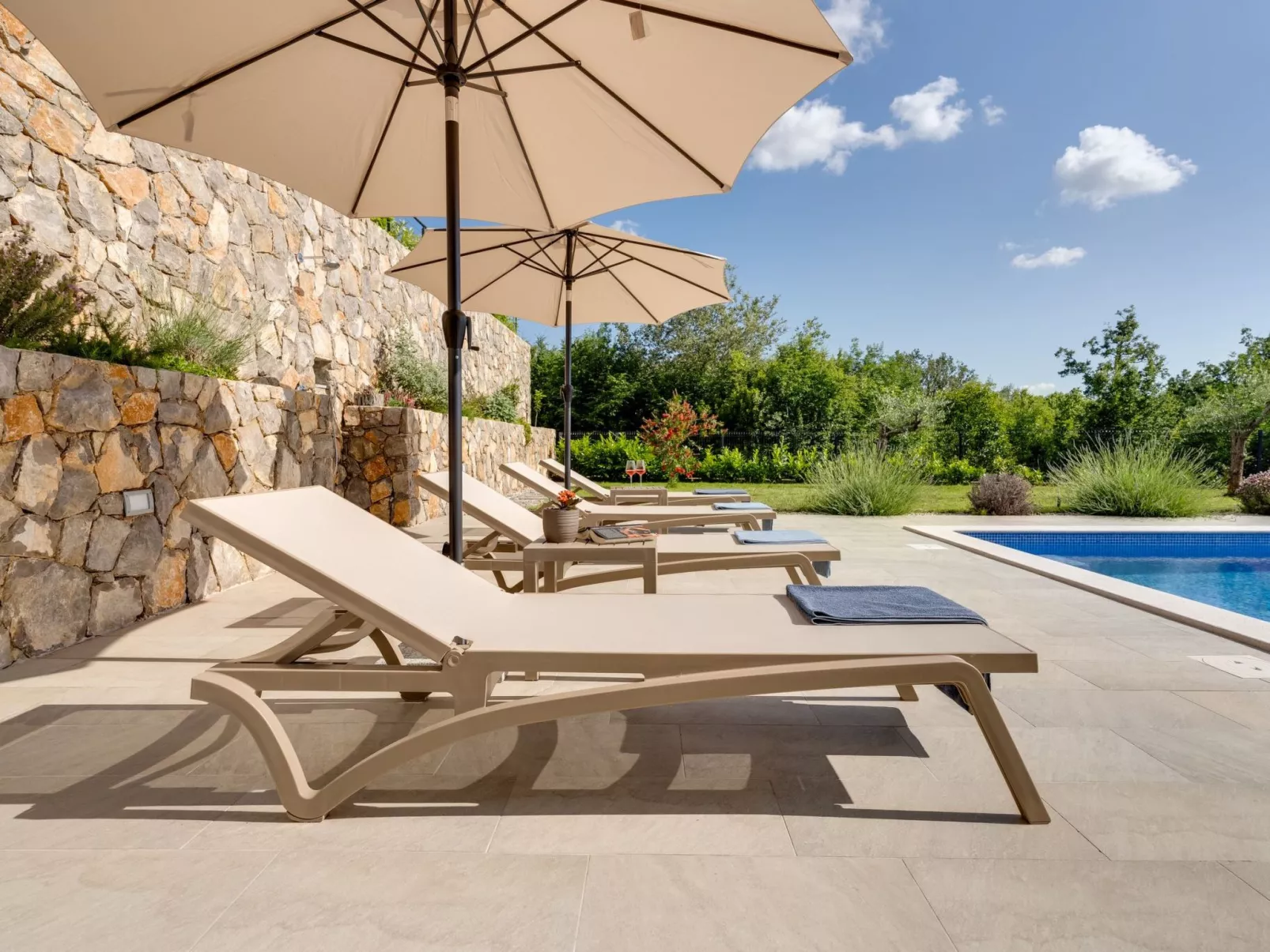 Schone Villa mit Pool, Meerblick, Strand - Image-tags.info