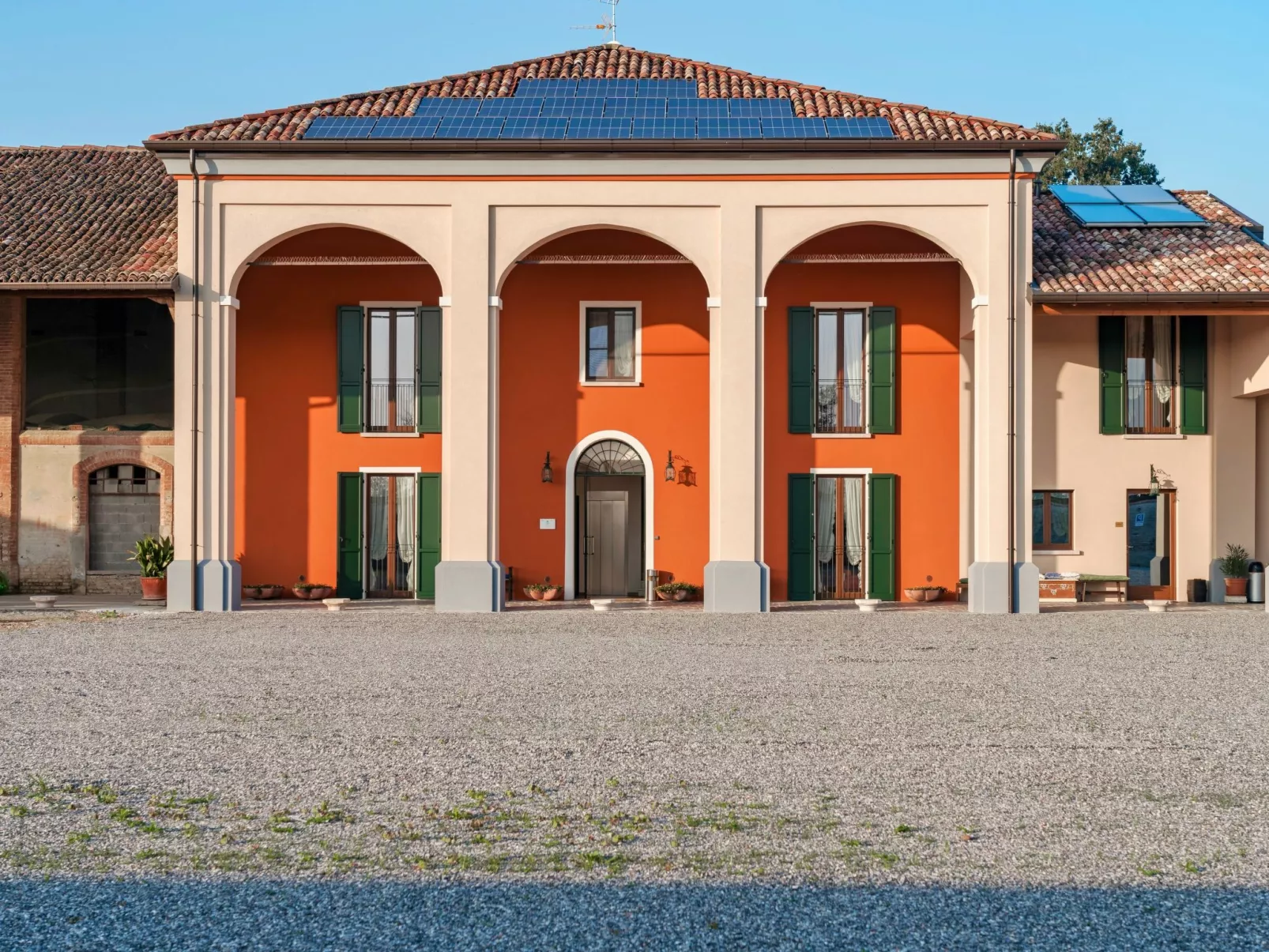 Zweizimmerwohnung mit Doppelbett und zwei Schlafsofas - Image-tags.info