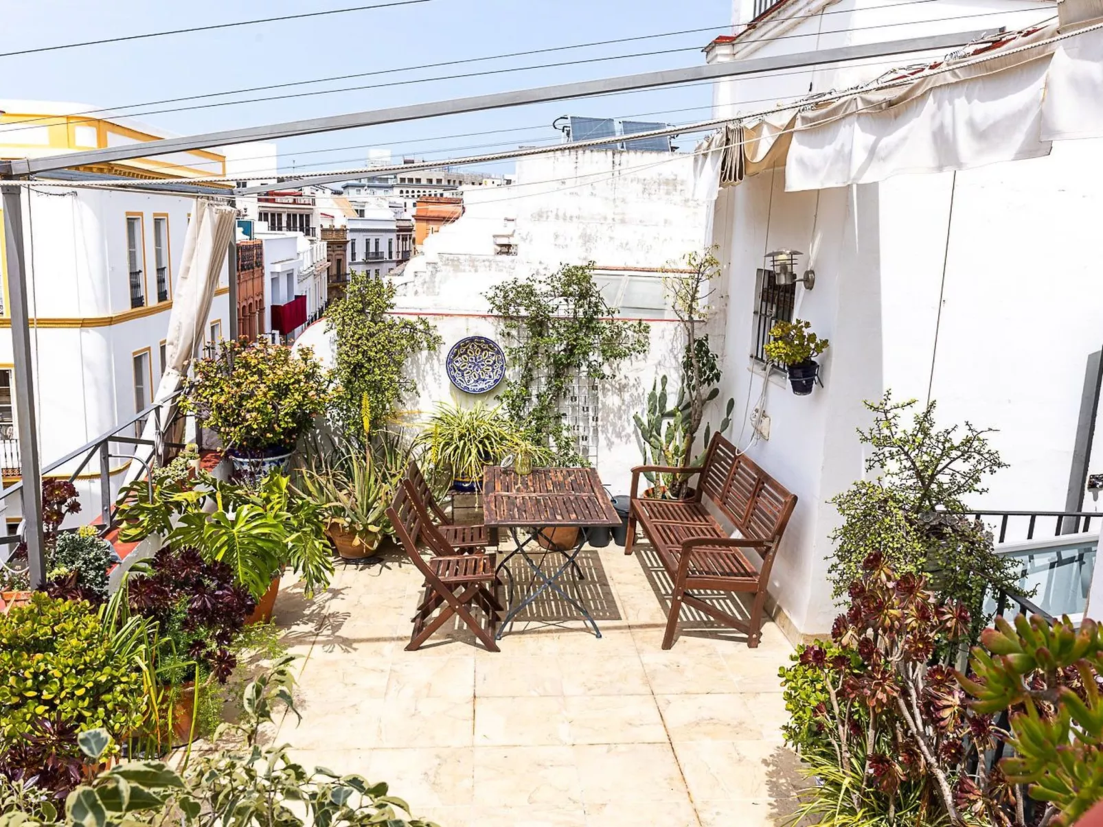Helle Dach-Maisonette mit riesiger Terrasse - Outside