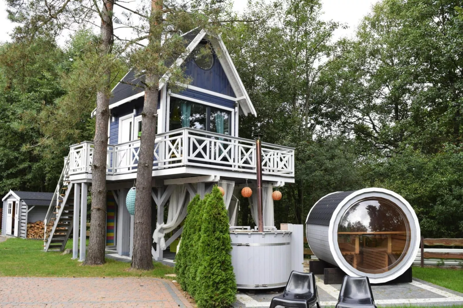 Dom w Starych Czaplach z domkiem na drzewie-Exterior in summer
