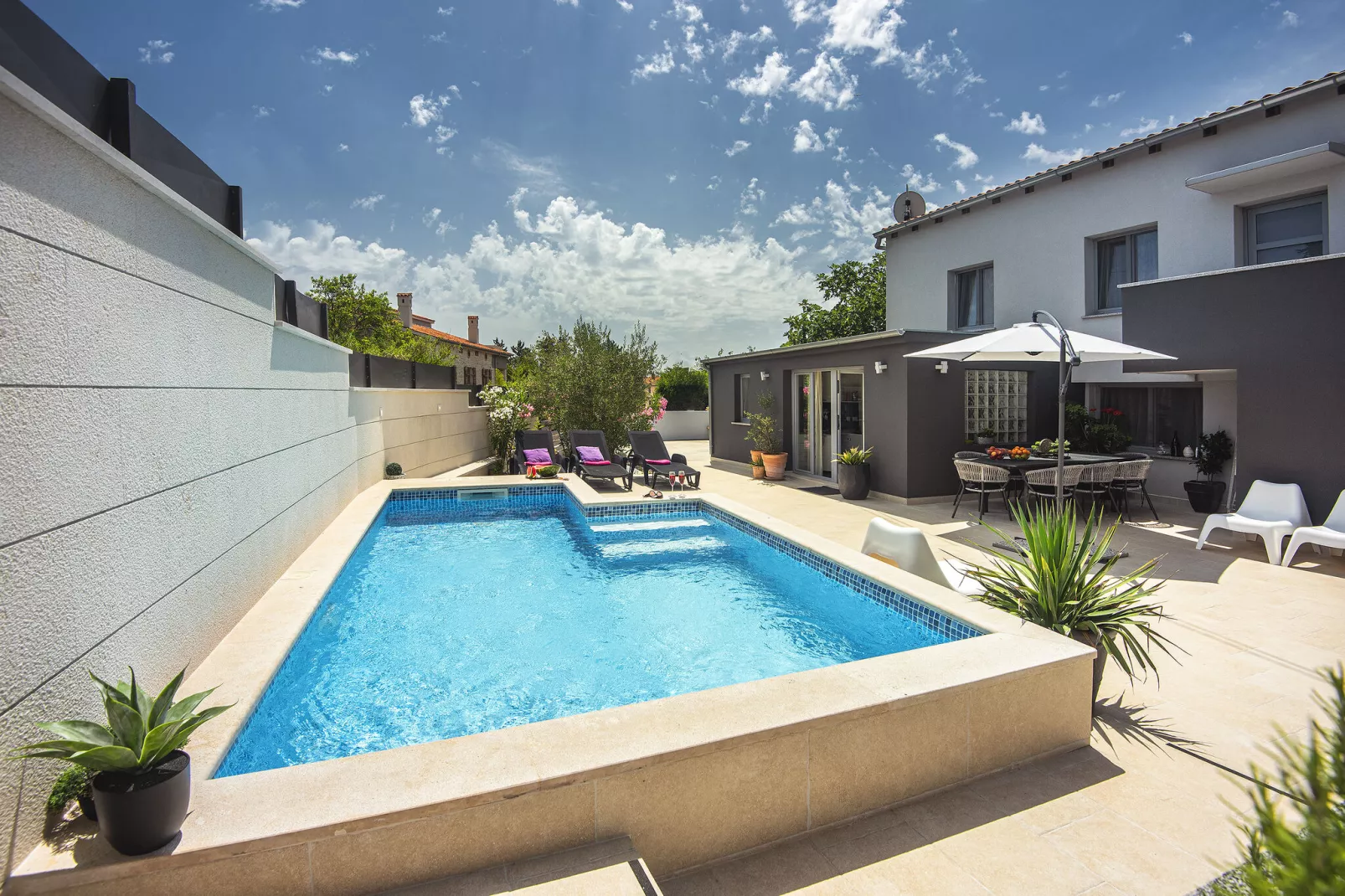 Zoya-Pool