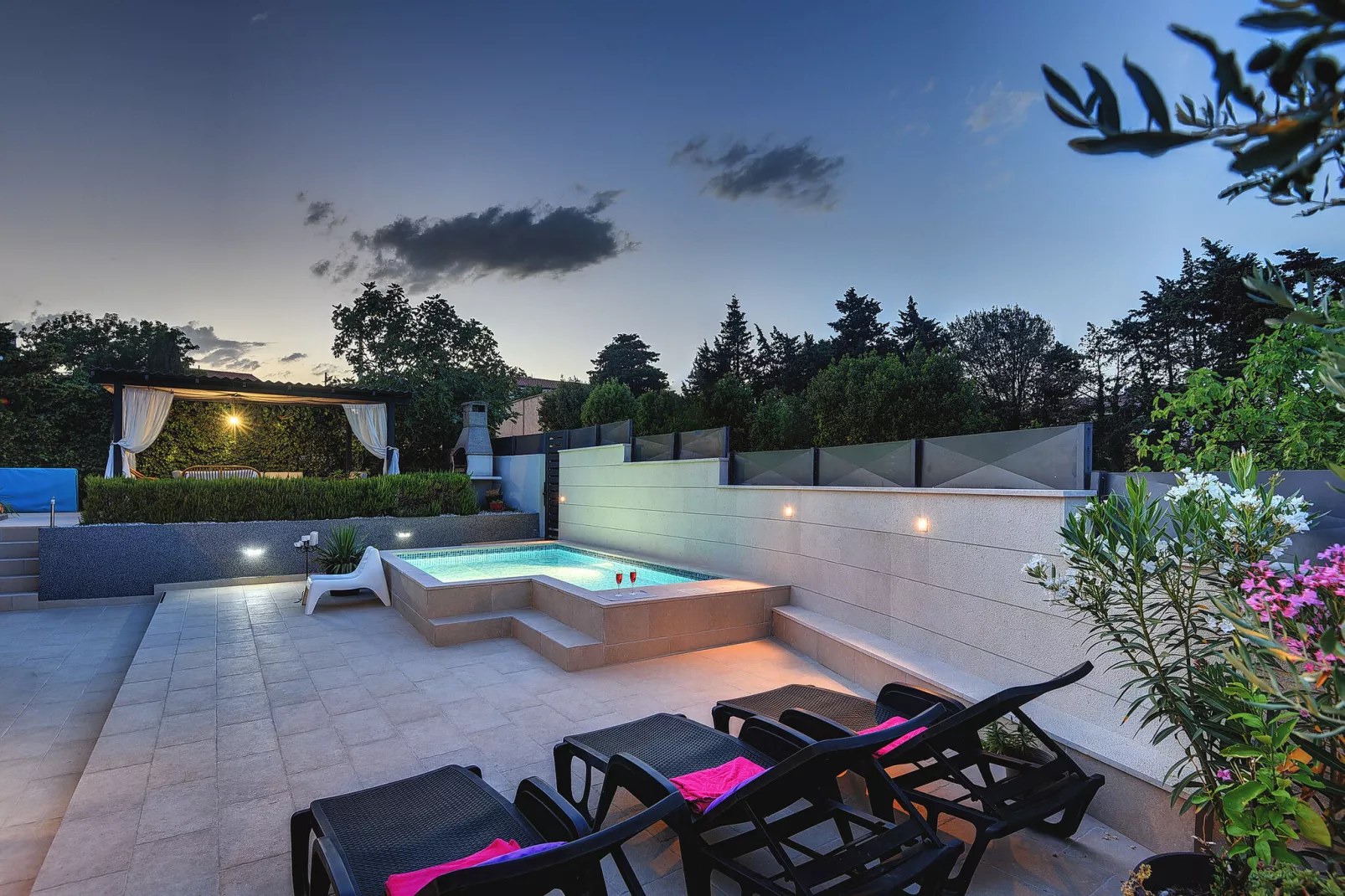 Zoya-Pool