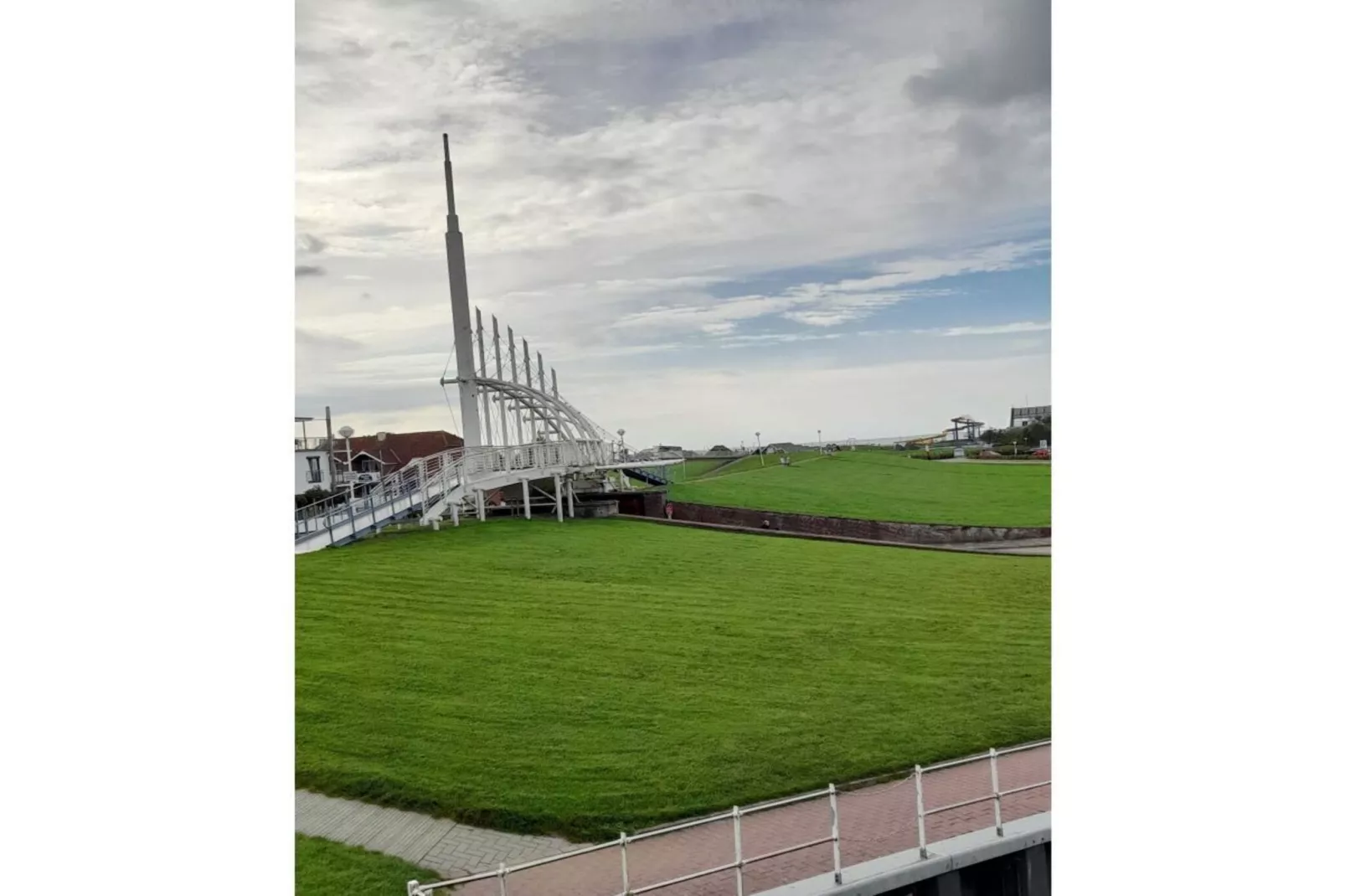 55576-Exterior in summer