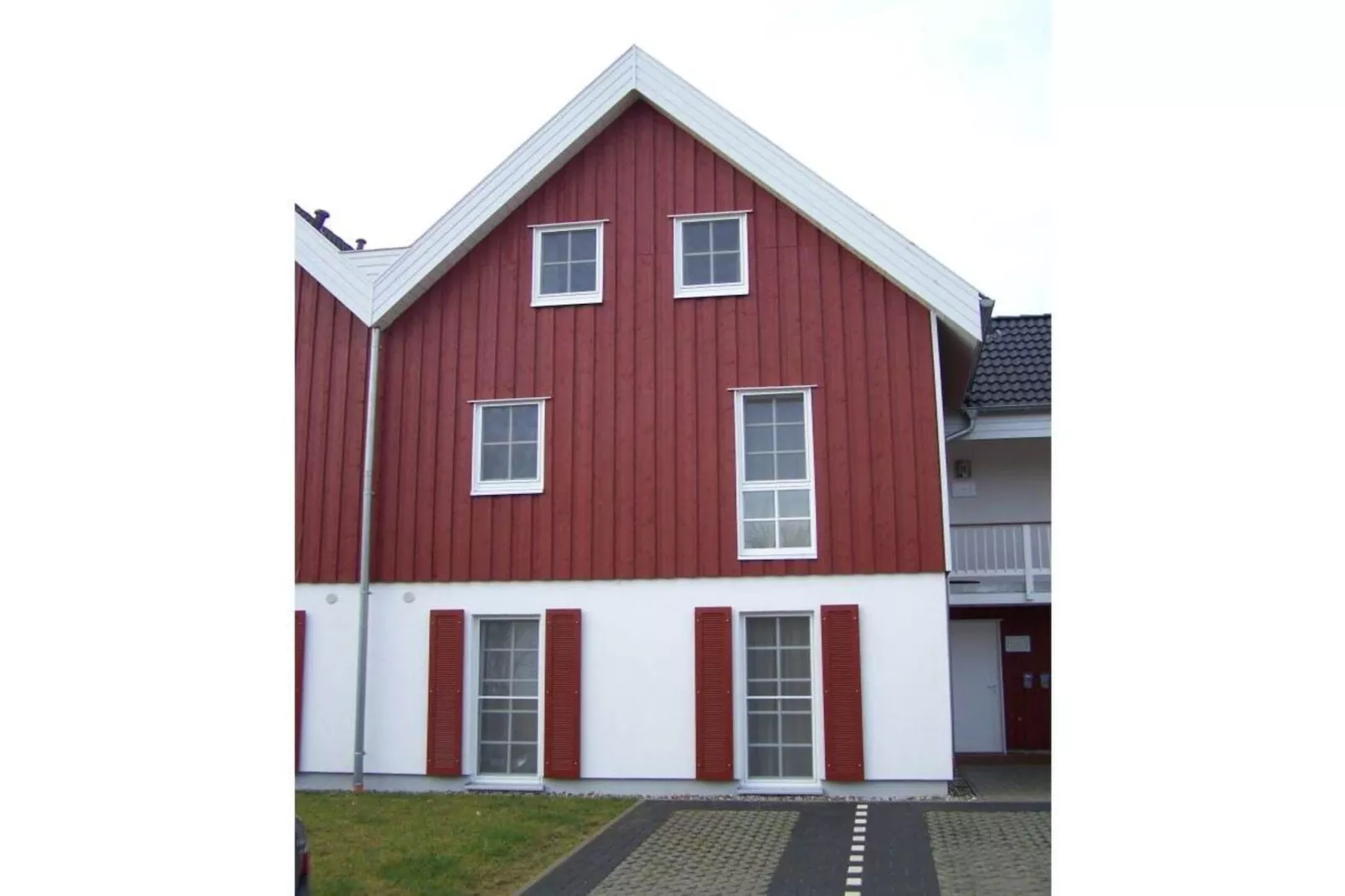 47538-Exterior in summer