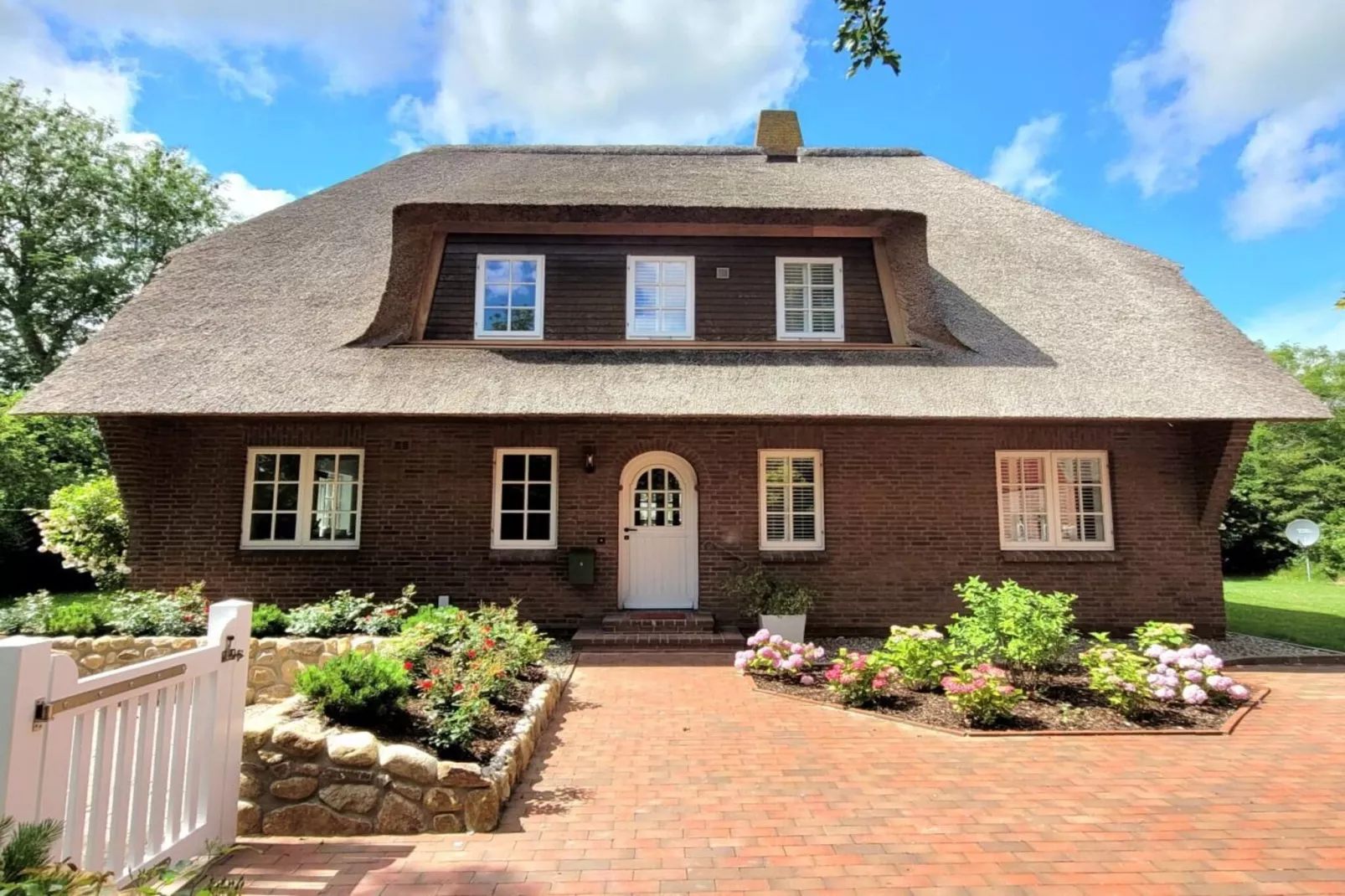 391987-Exterior in summer