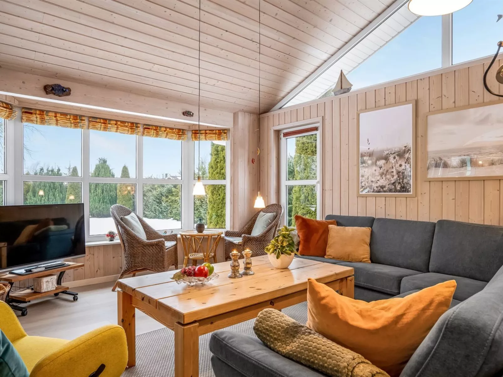 "Henne" -  from the sea-Drinnen