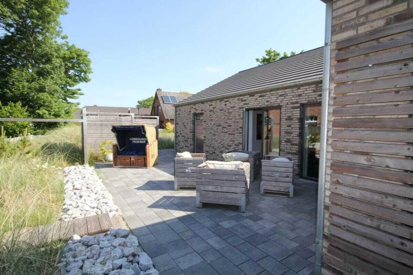 322076 - Exterior in summer