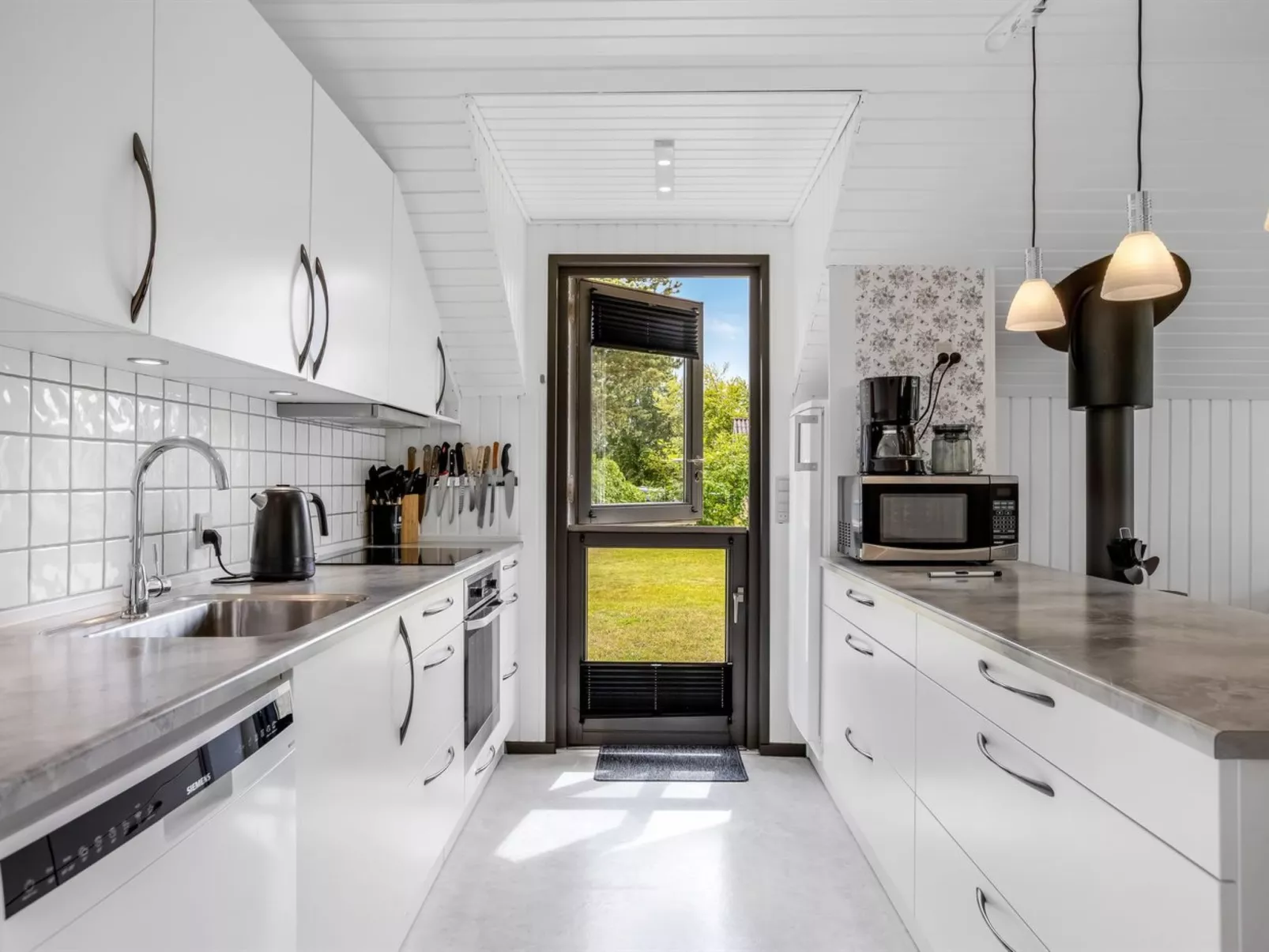 "Emiljan" -  from the sea-Dedans