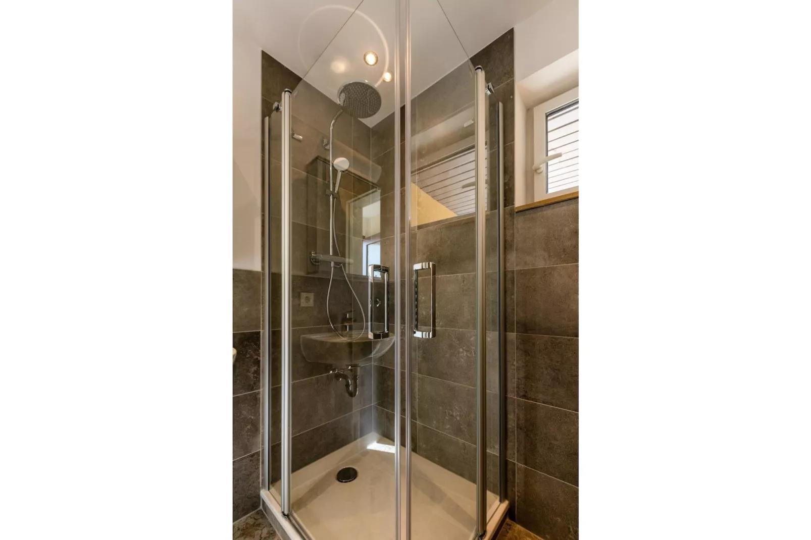 Bungalow Typ Z Campingpark Eifel-Bathroom