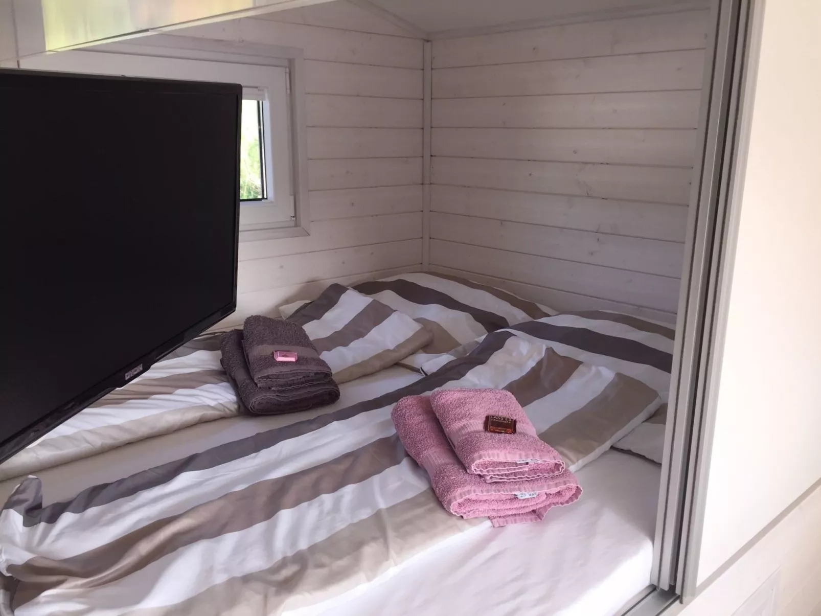 Hausboot KHT 1 Lacet mit Elektrokamin im Salon, 1 Schlafraum, Küche, Duschbad m - Image-tags.info