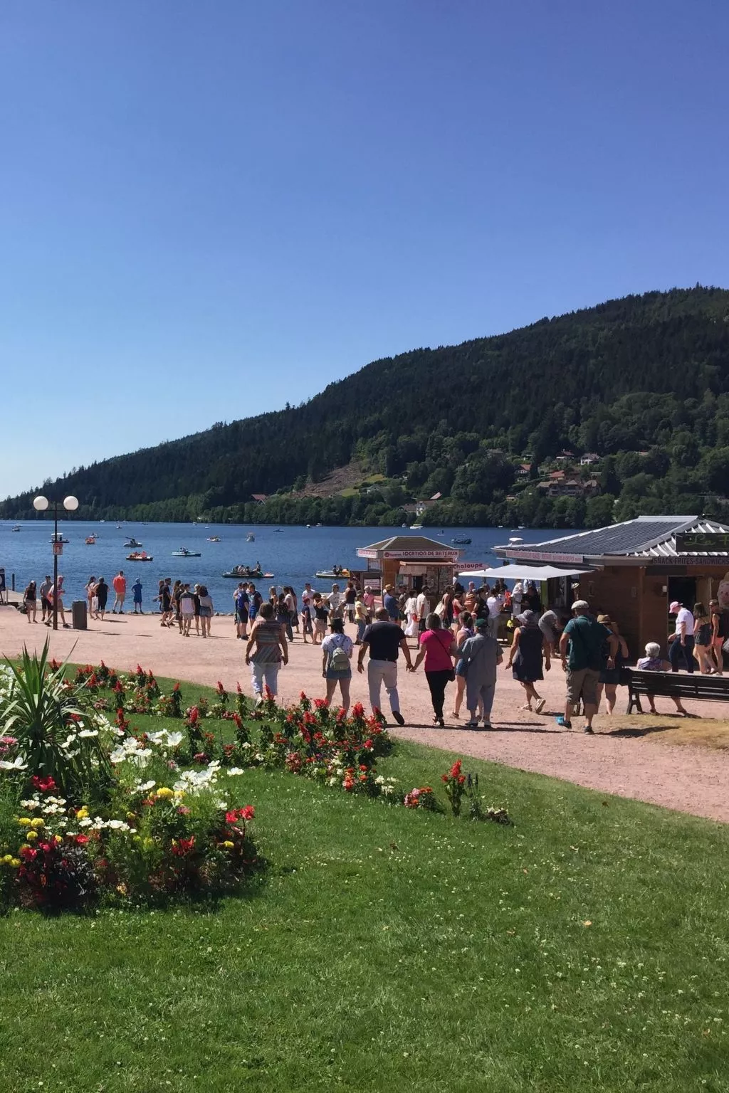Chalet "Le Flocon Bleu" mit Blick auf das Wasser - Image-tags.info