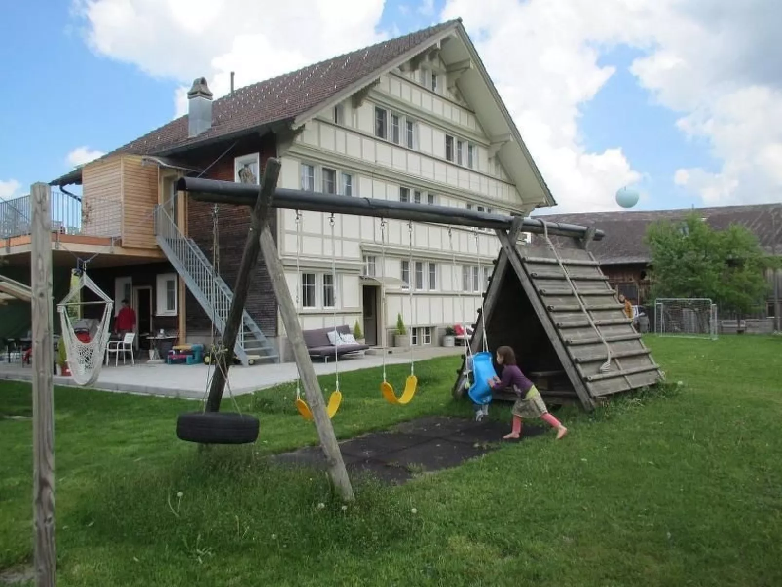 Verschlafen... in sanfte Hügel eingebettet. - Image-tags.info