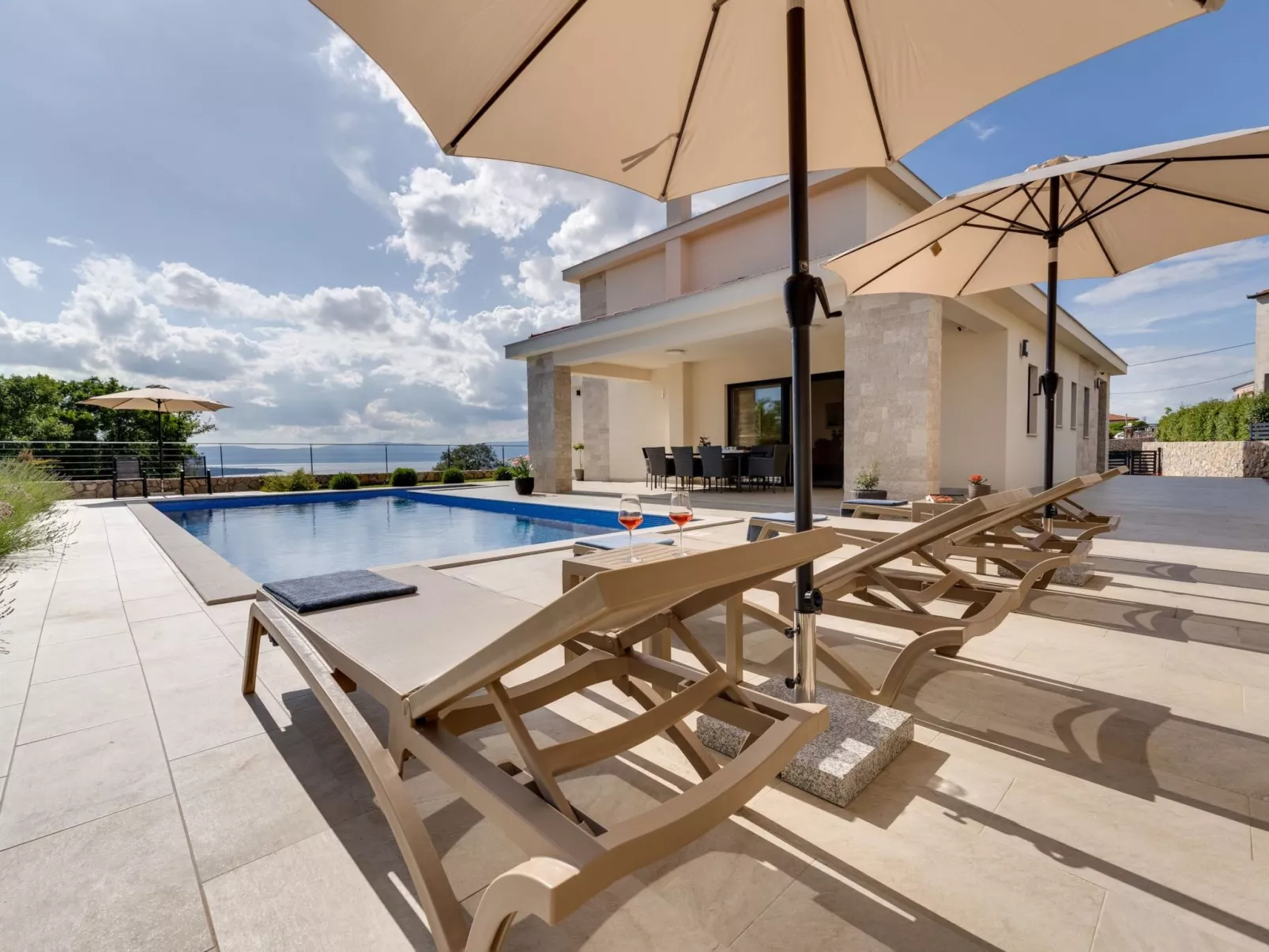 Schone Villa mit Pool, Meerblick, Strand - Image-tags.info