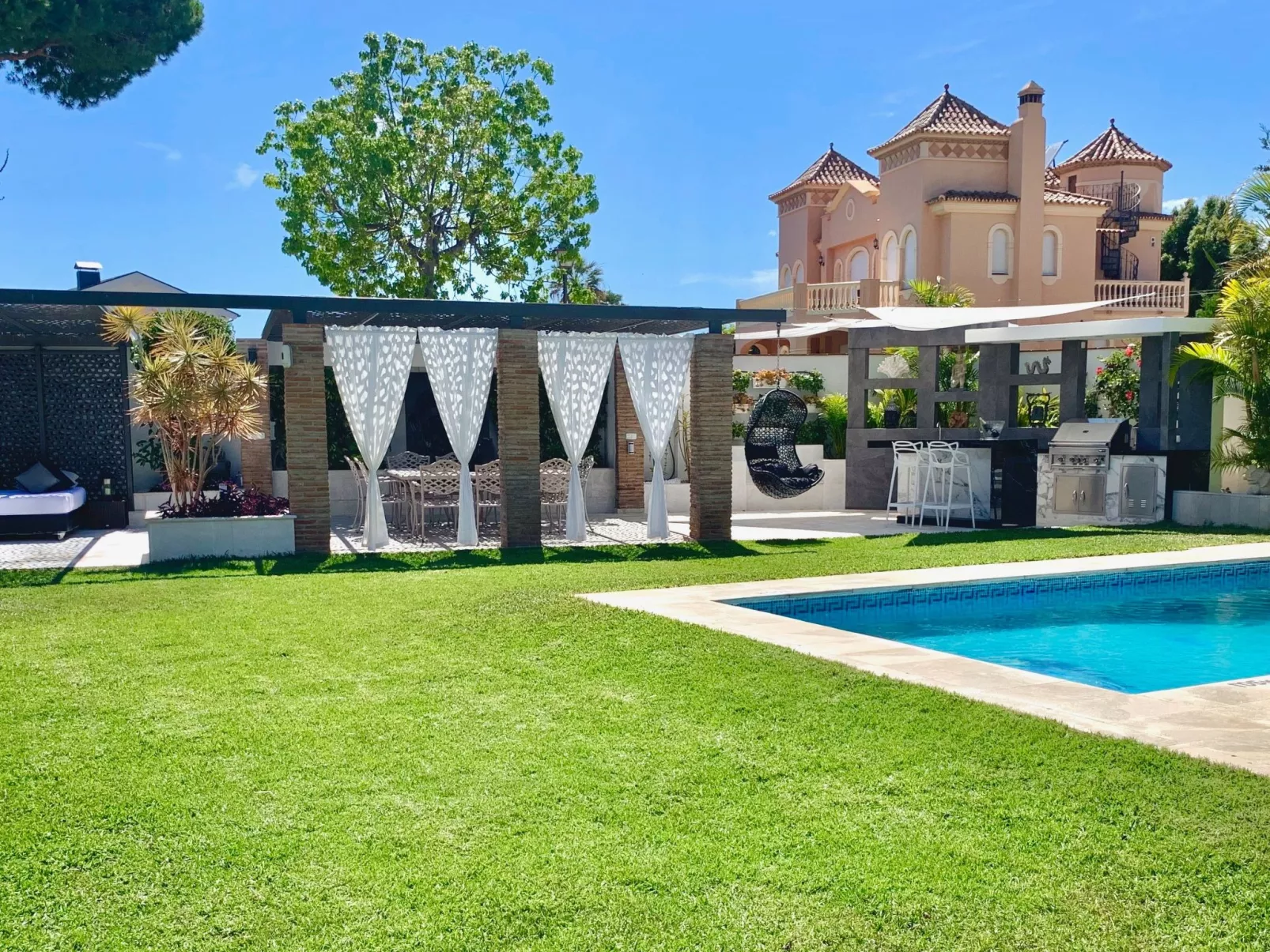 In der Nähe des Strandes, beheiztes Schwimmbad, Spielraum, Spielzimmer, etc - Draußen