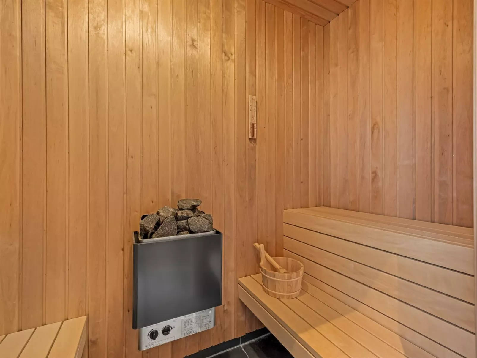 "Elenor" - 900m from the sea-Drinnen