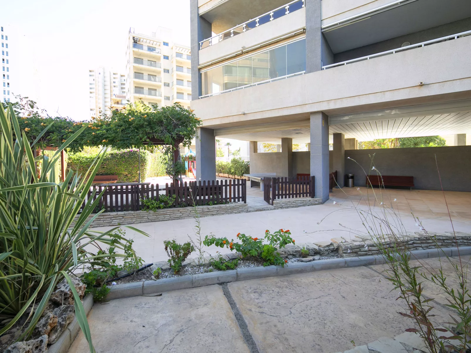 Apolo XVIII - Outside