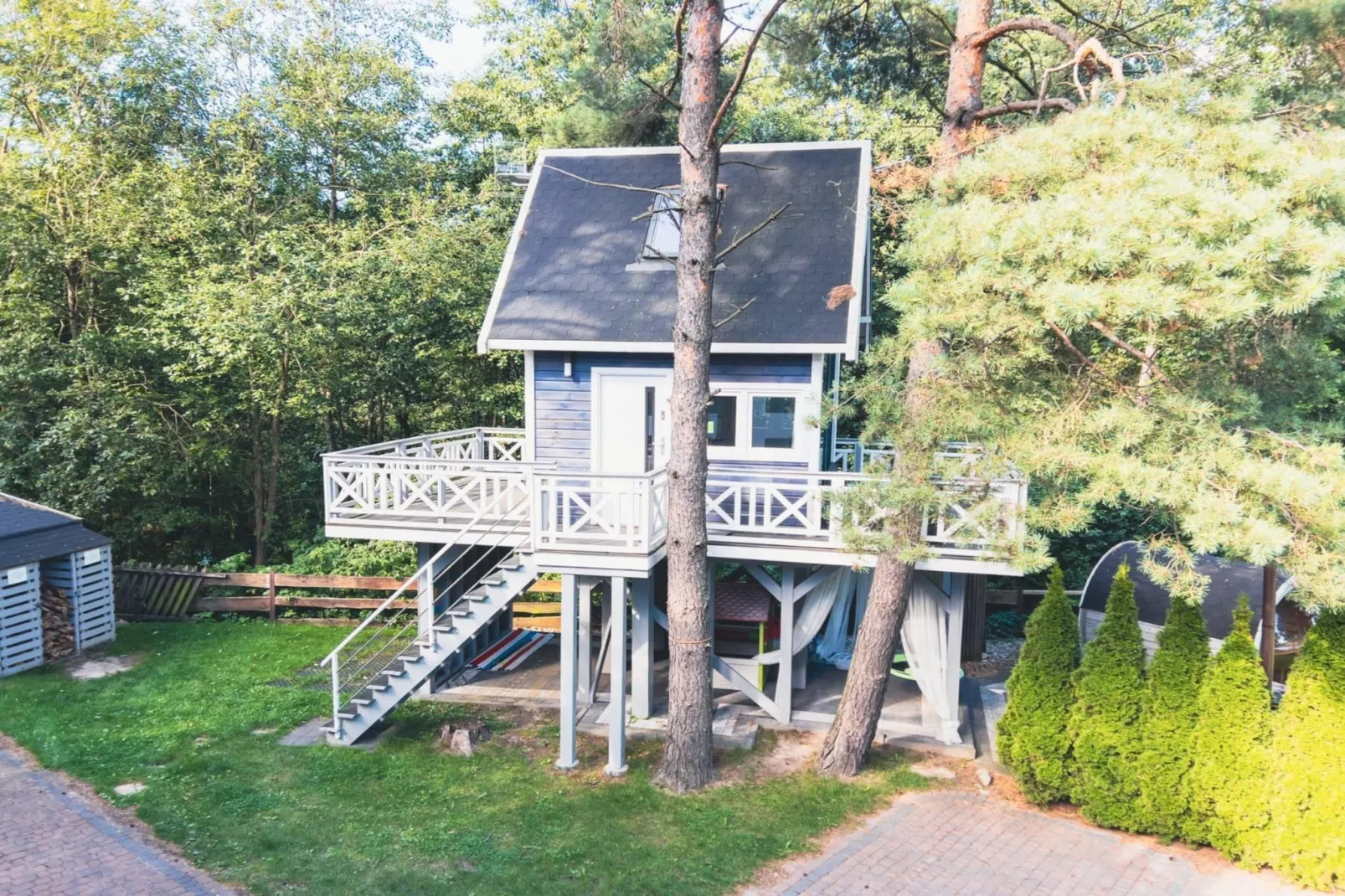 Dom w Starych Czaplach z domkiem na drzewie-Exterior in summer