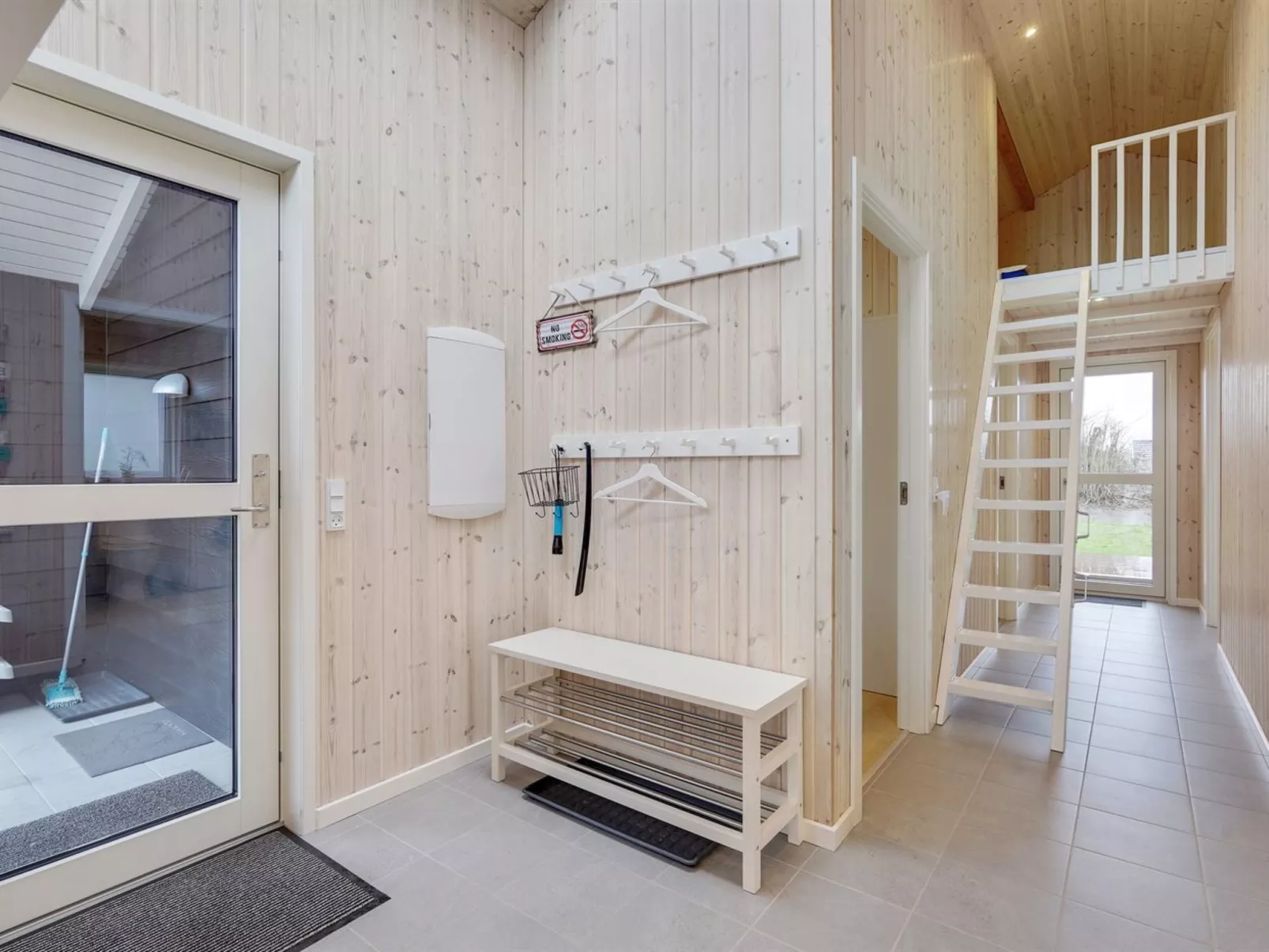 "Flicka" - 275m from the sea-Drinnen