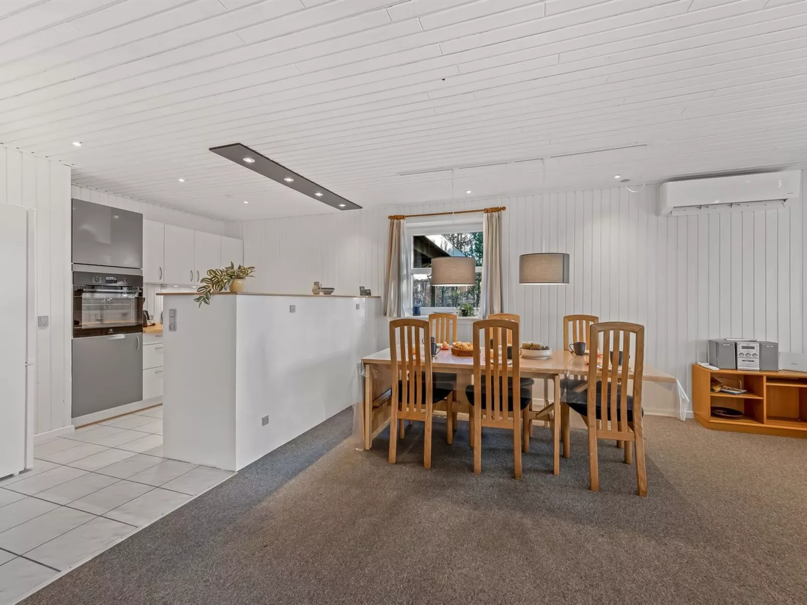 "Åsemarie" - 500m to the fjord-Drinnen