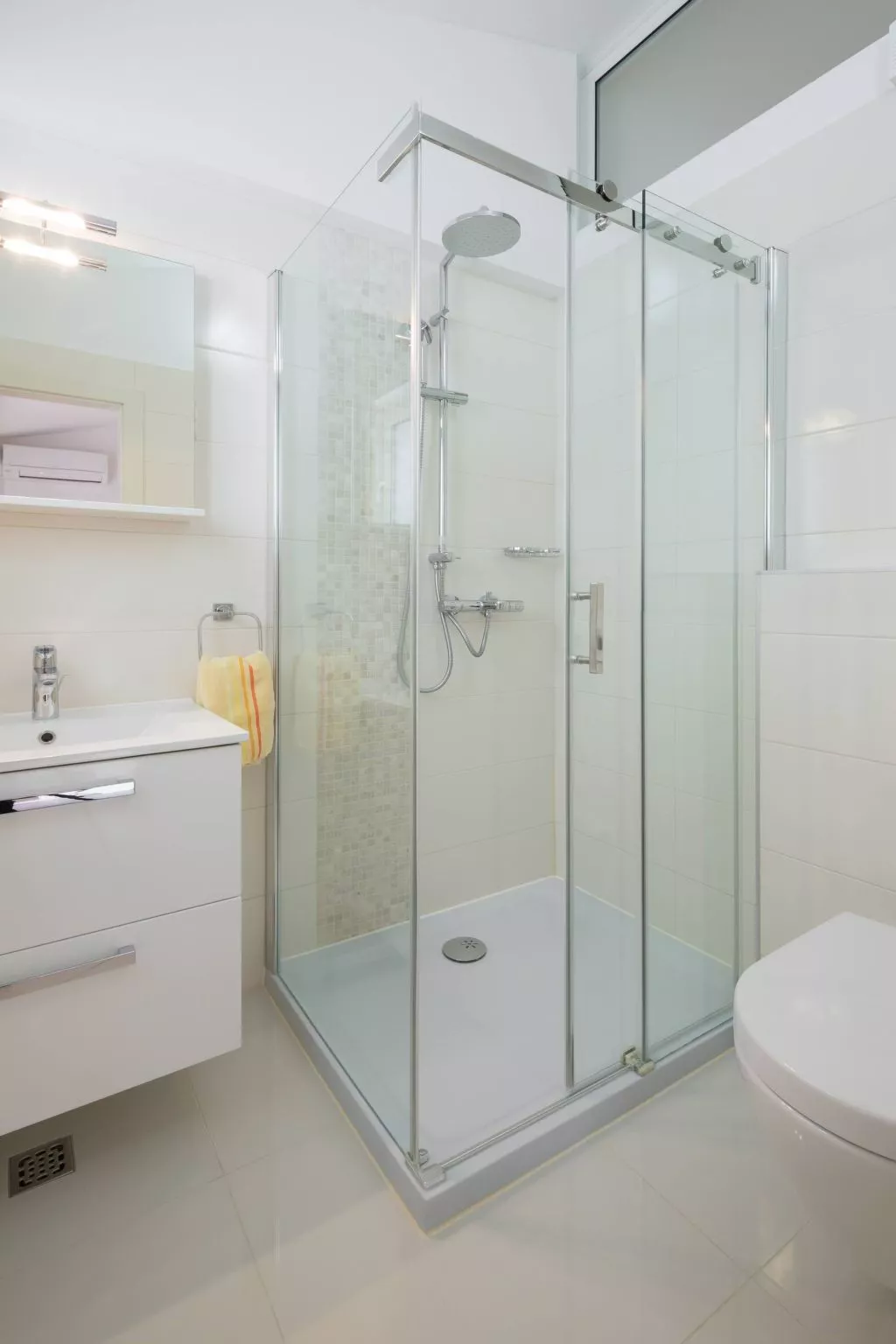 "Villa Silvio" mit Blick auf das Wasser-Dedans