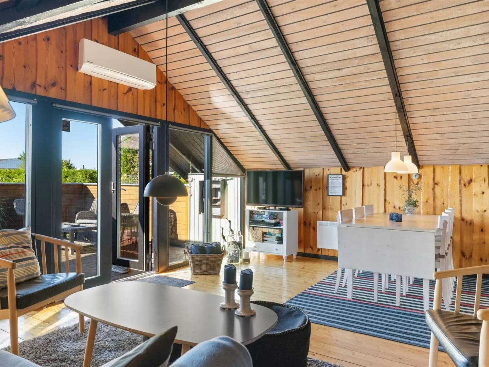 "Allin" - 350m from the sea-Drinnen