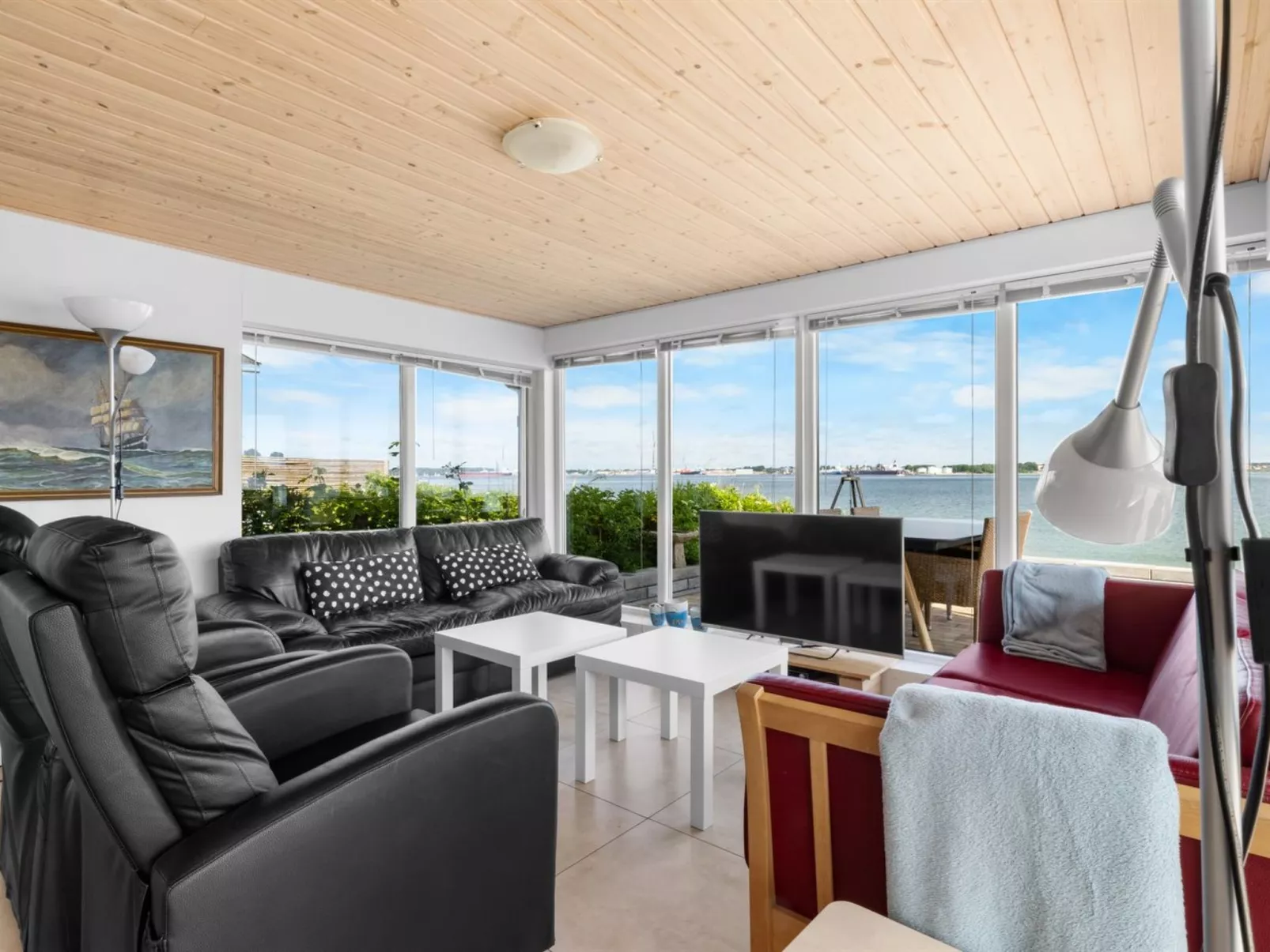 "Yngvy" - 10m from the sea-Drinnen