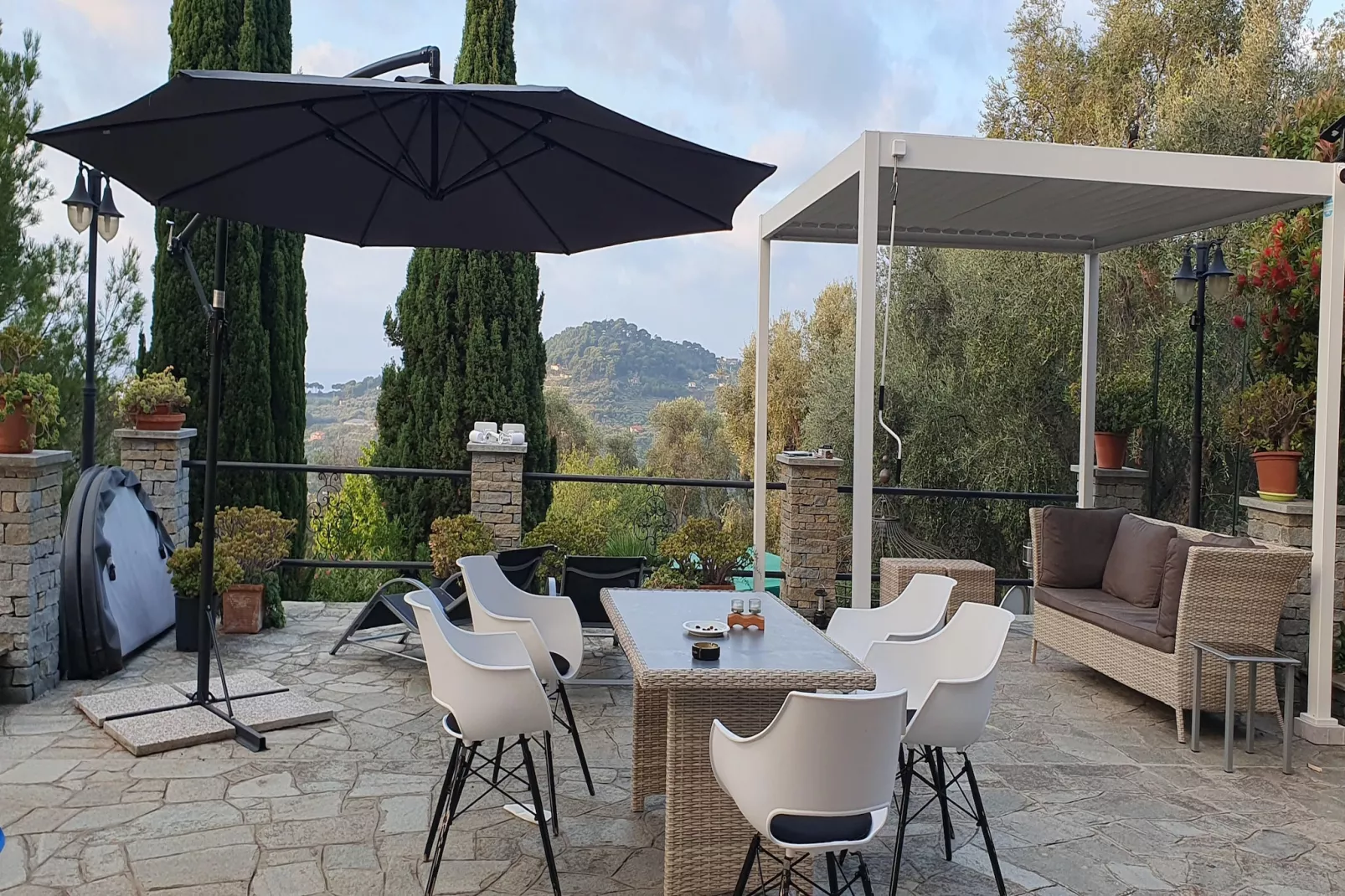 Charmante Villa mit drei Apartments und Meerblick KReidl-Terrasse / balcon