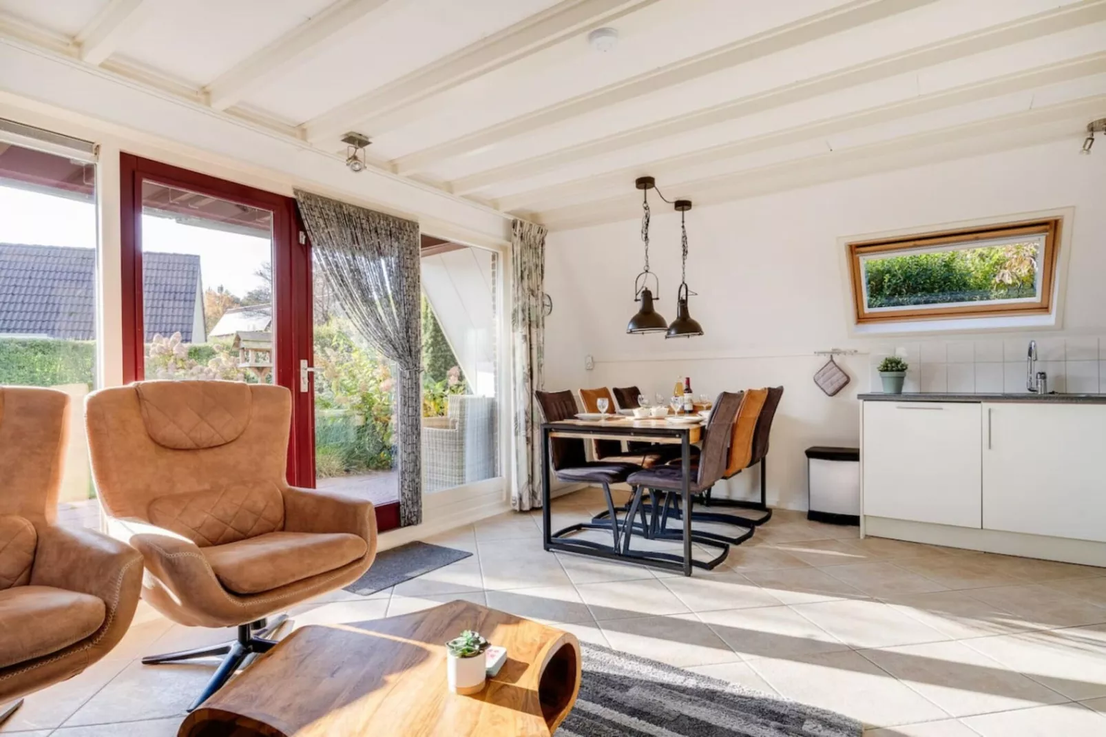 92 | Gaai | Prachtige bungalow nabij natuur-Dining room