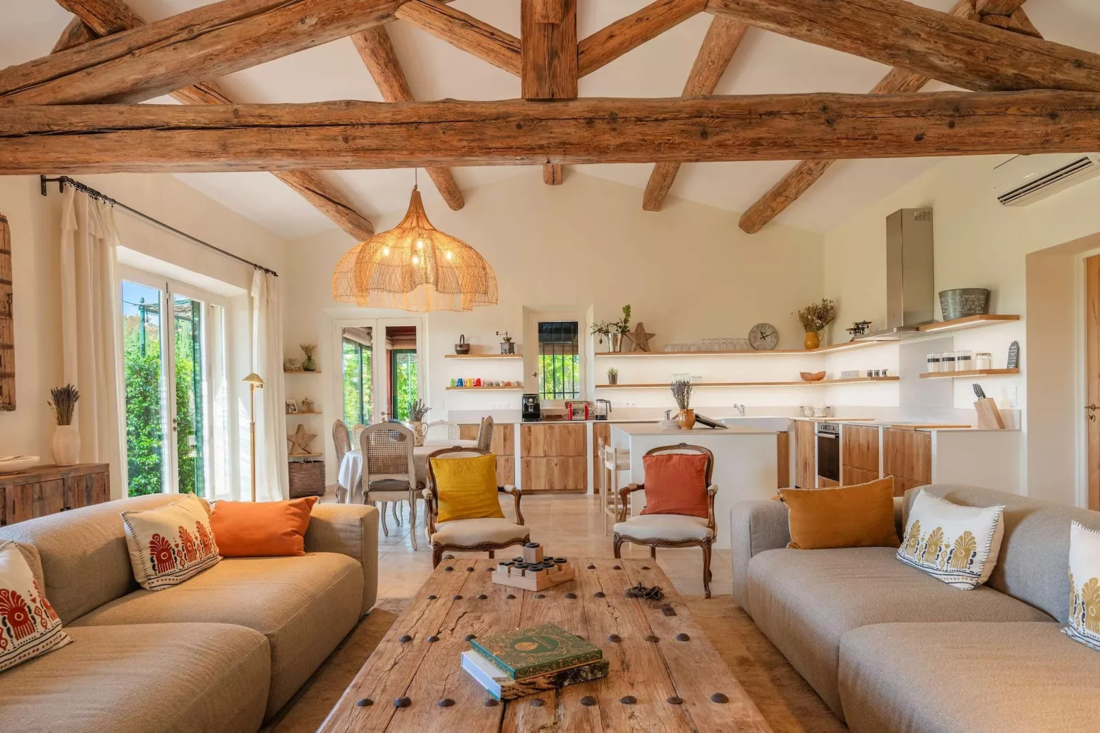 Le Mas Elaïa  votre havre familial avec piscine privée-Salon