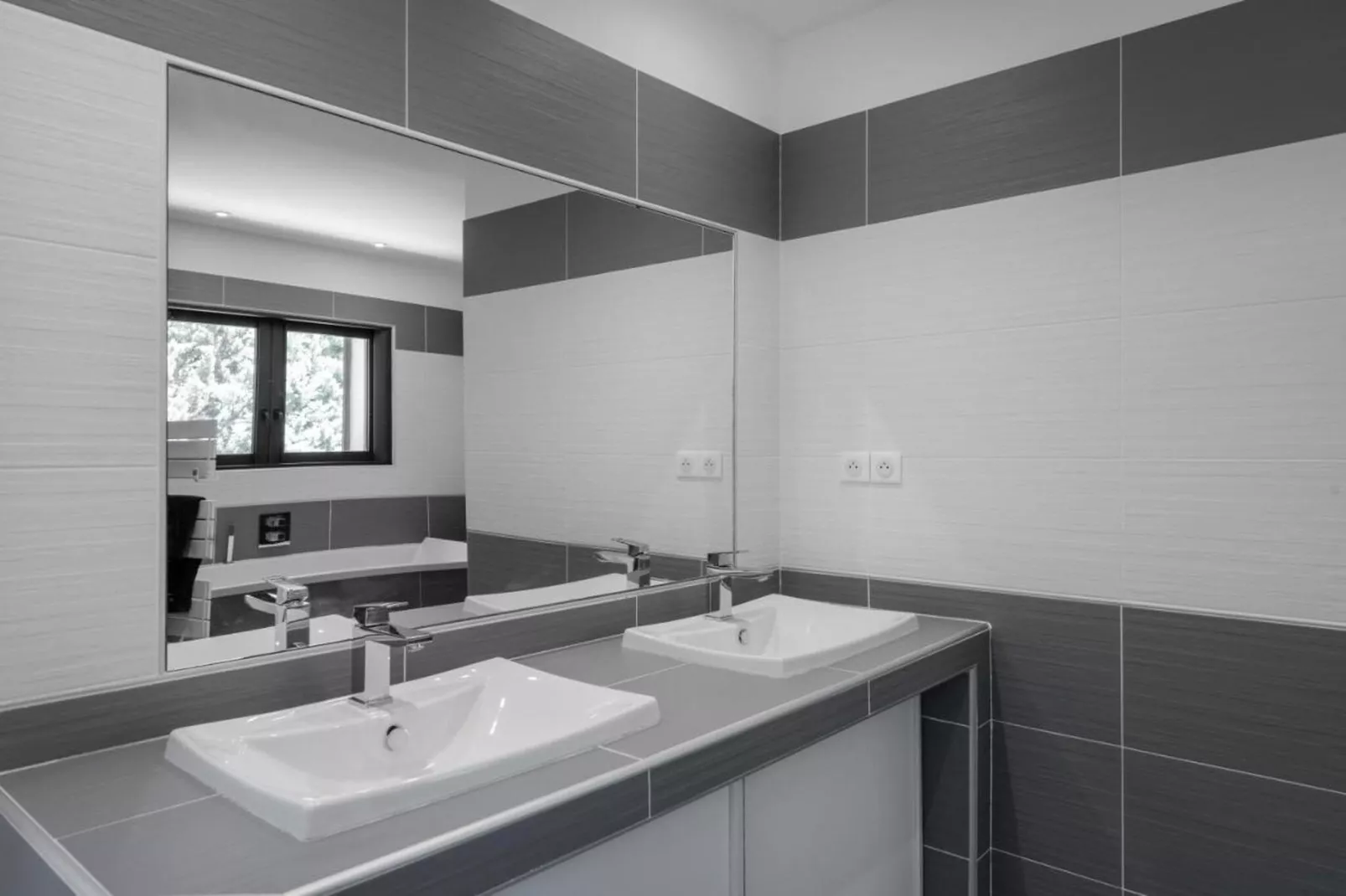 Villa avec piscine chauffée spa salle sport et cinéma-Salle de bain