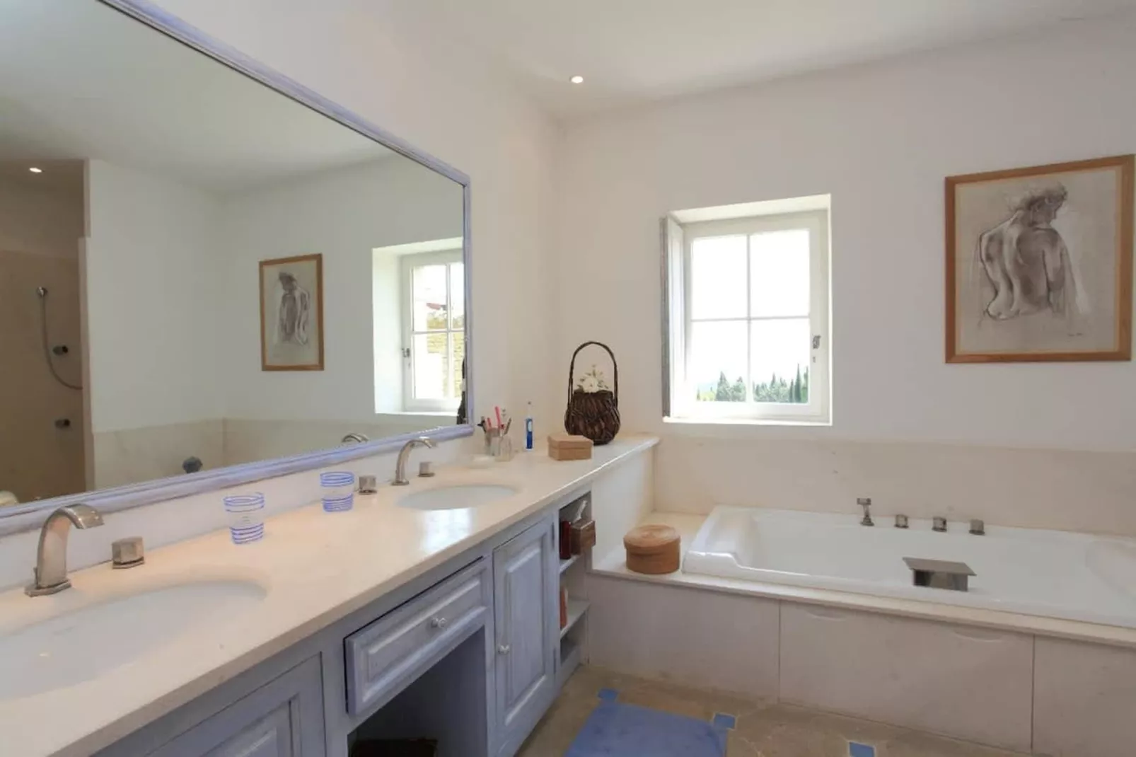 Bastide avec piscine 3 terrasses dans un écrin de verdure-Salle de bain