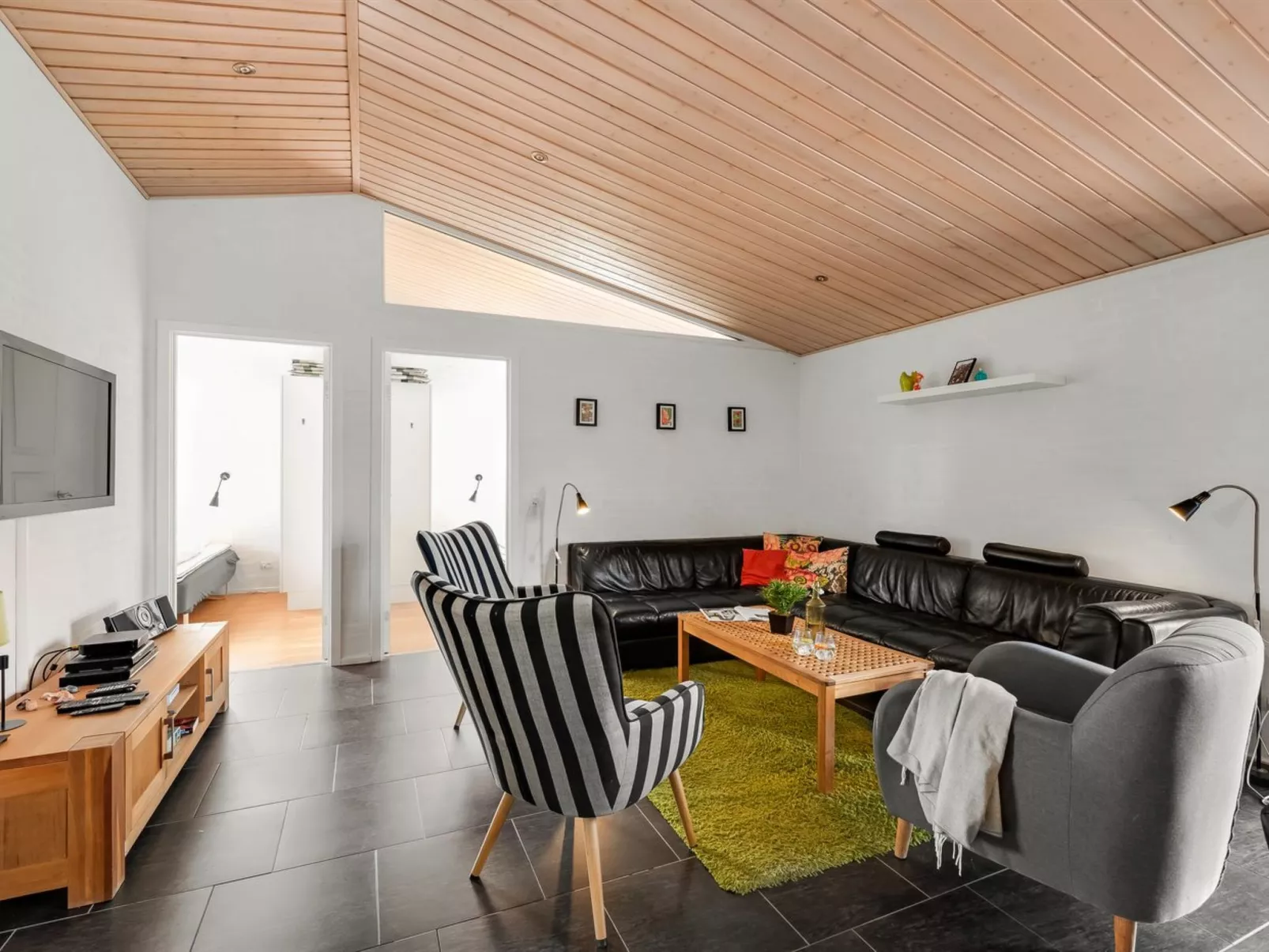 "Sod" - 3.2km from the sea - Inside