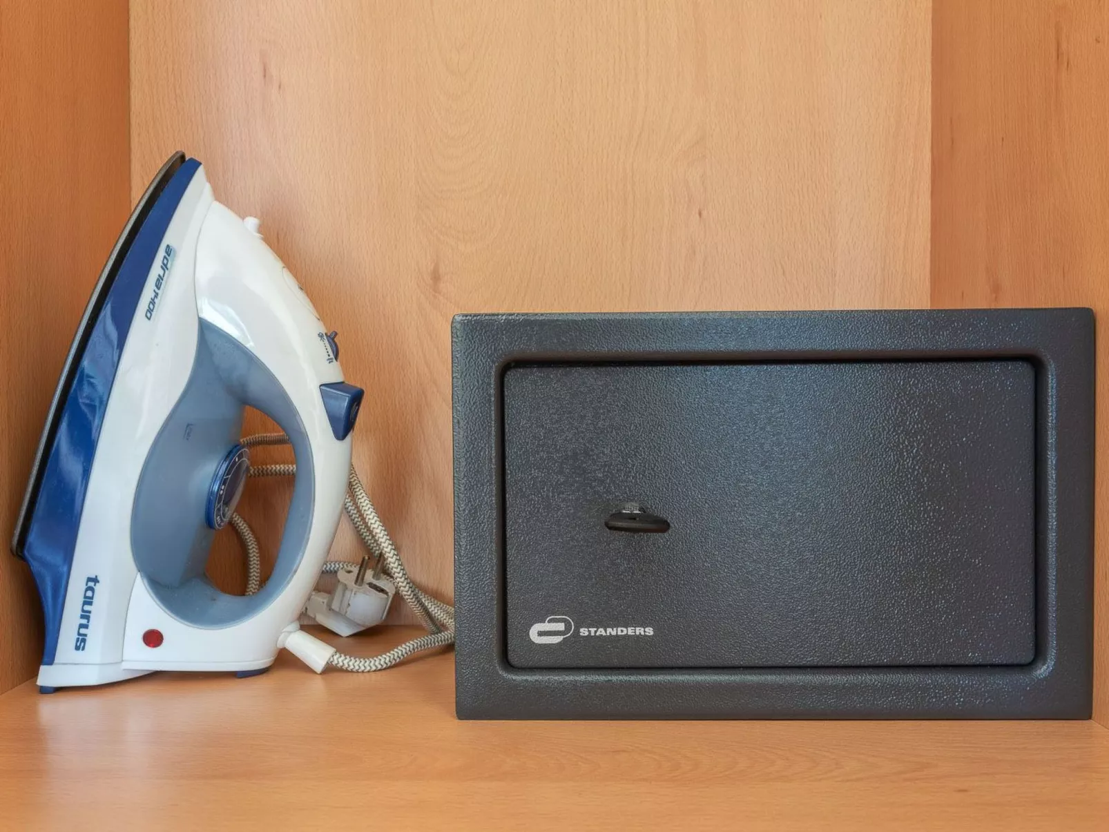 "Elena 2" mit Blick auf das Wasser - Image-tags.info