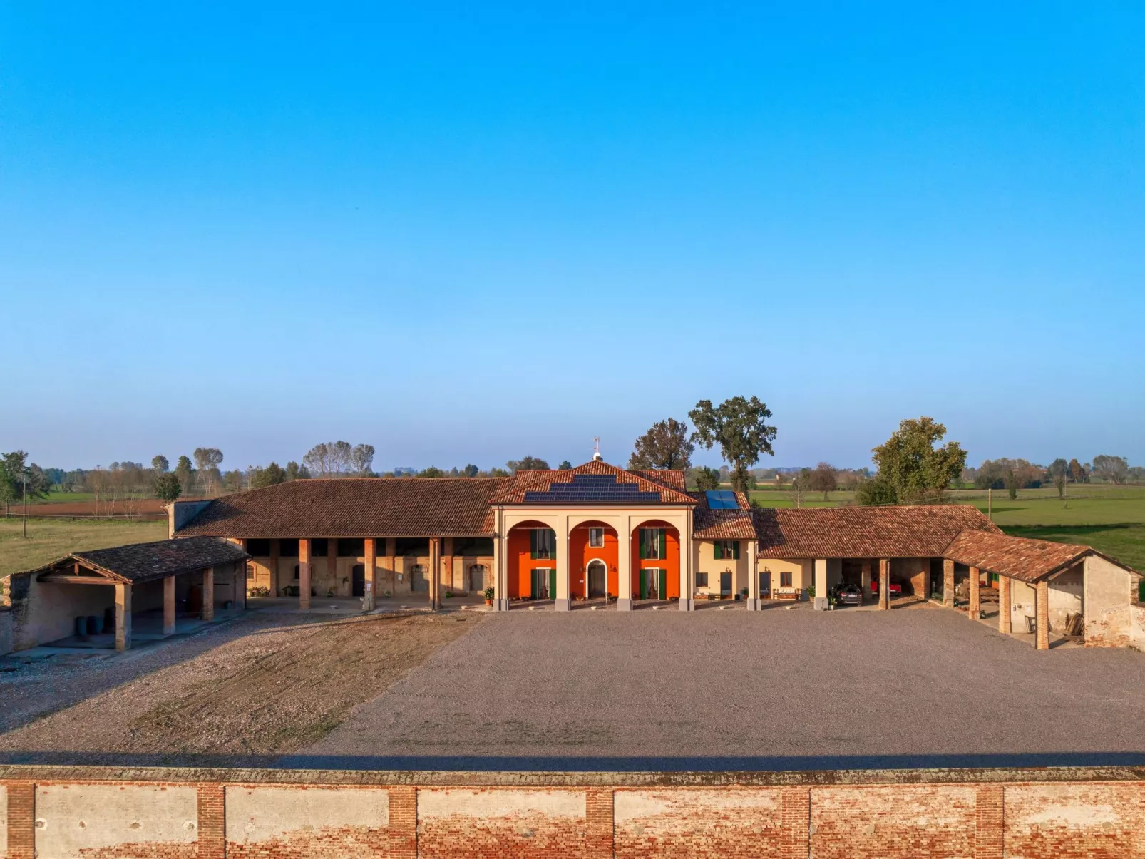 Zweizimmerwohnung mit Doppelbett und zwei Schlafsofas - Image-tags.info