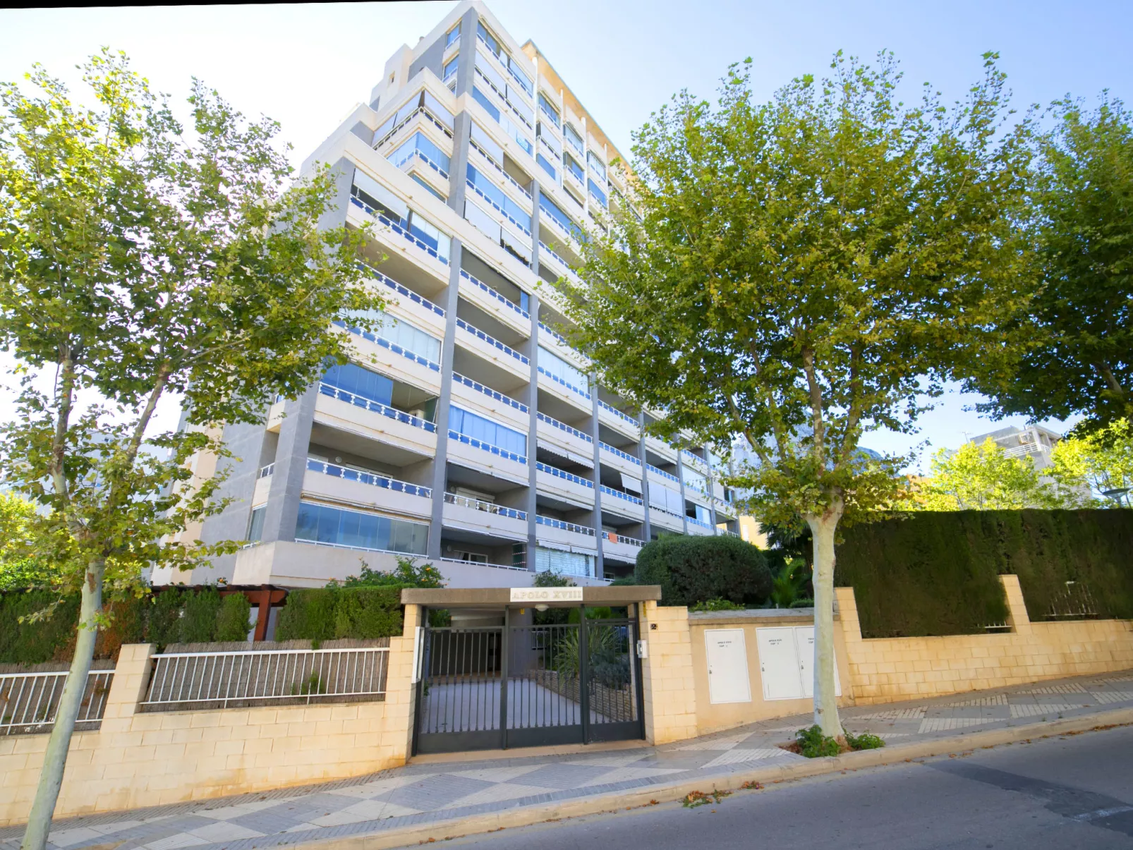 Apolo XVIII - Outside