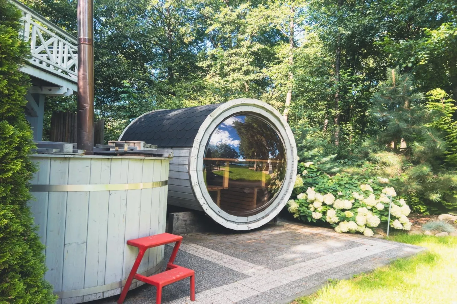 Dom w Starych Czaplach z domkiem na drzewie-Exterior in summer