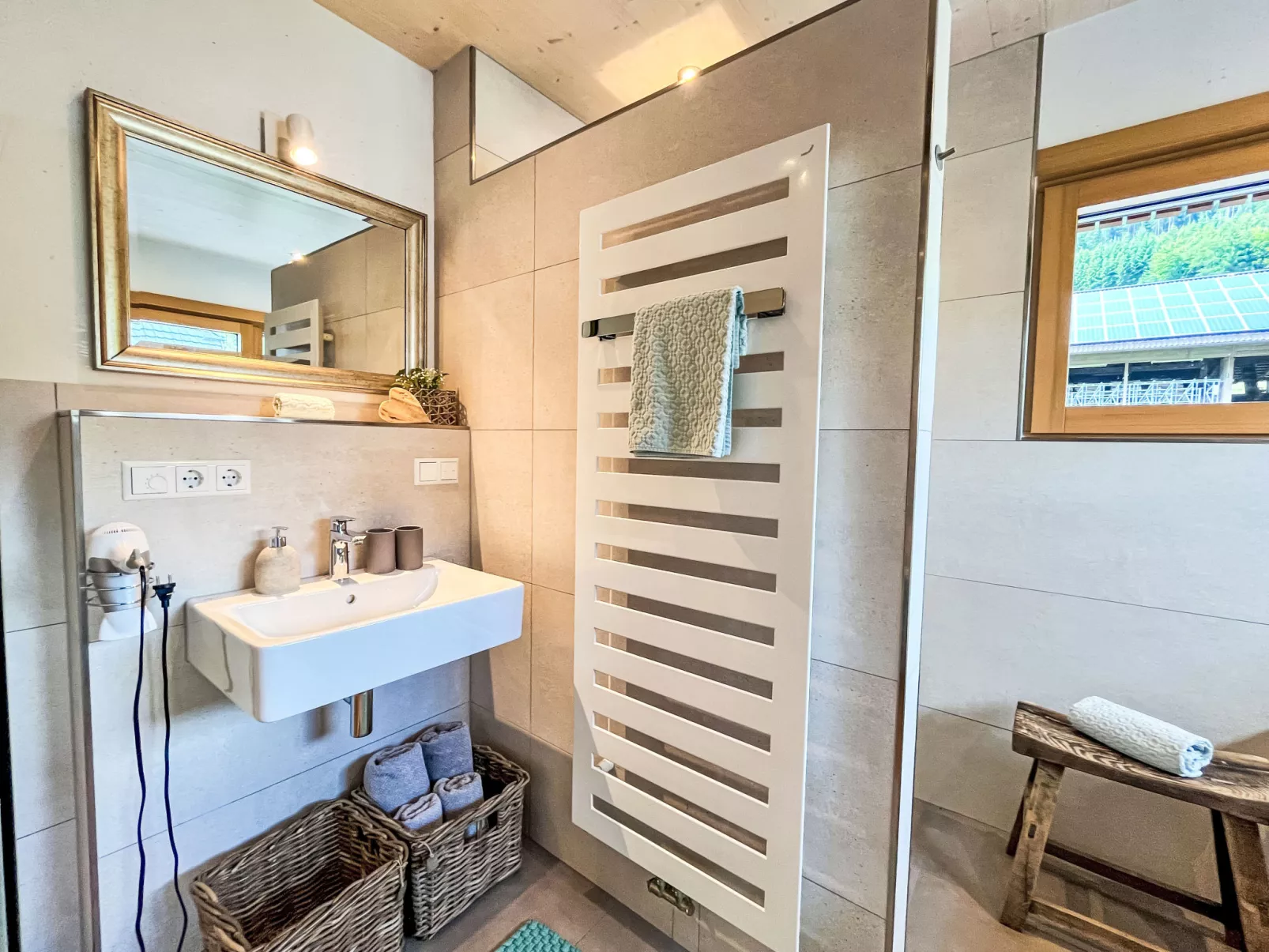 Kinast (HFT201)-Inside