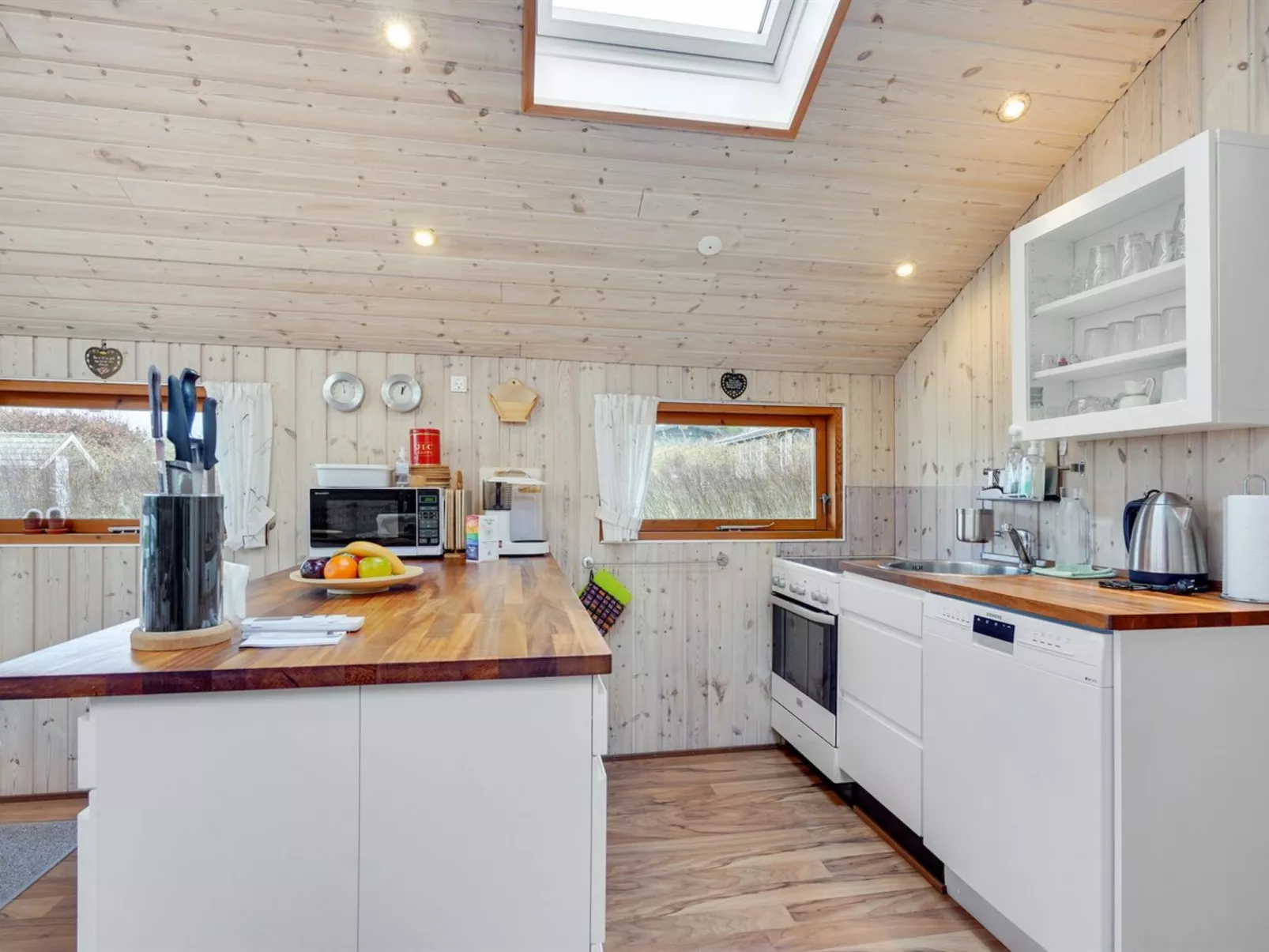 "Flicka" - 275m from the sea-Drinnen