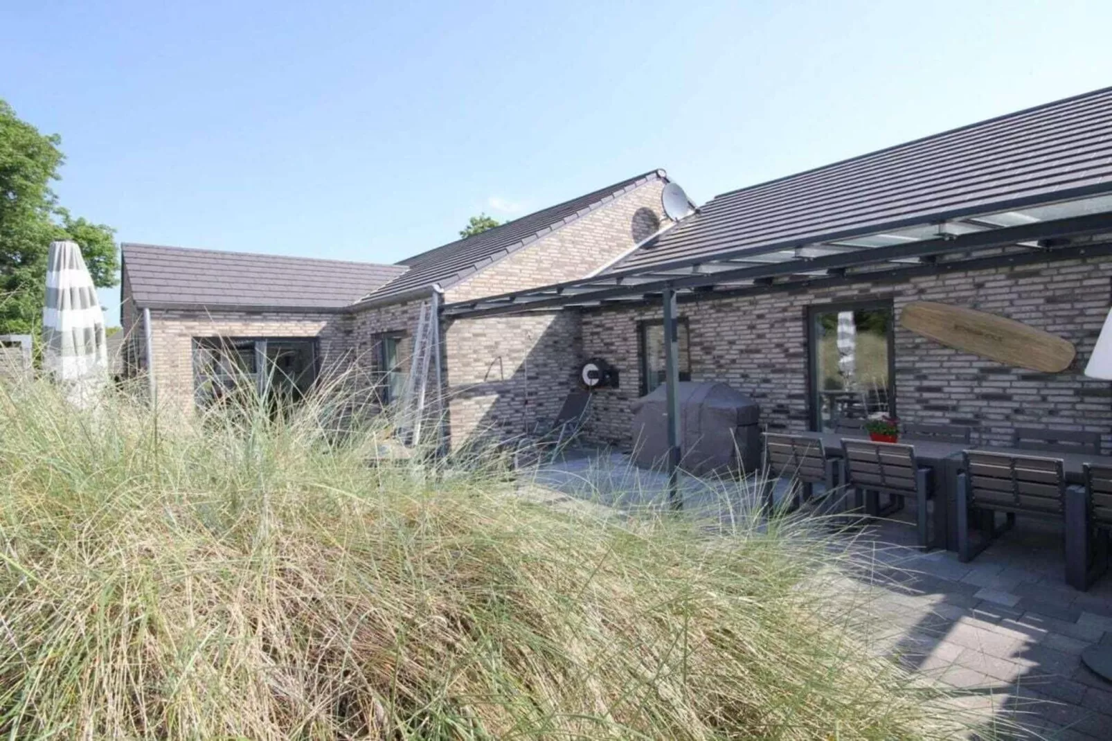 322076 - Exterior in summer