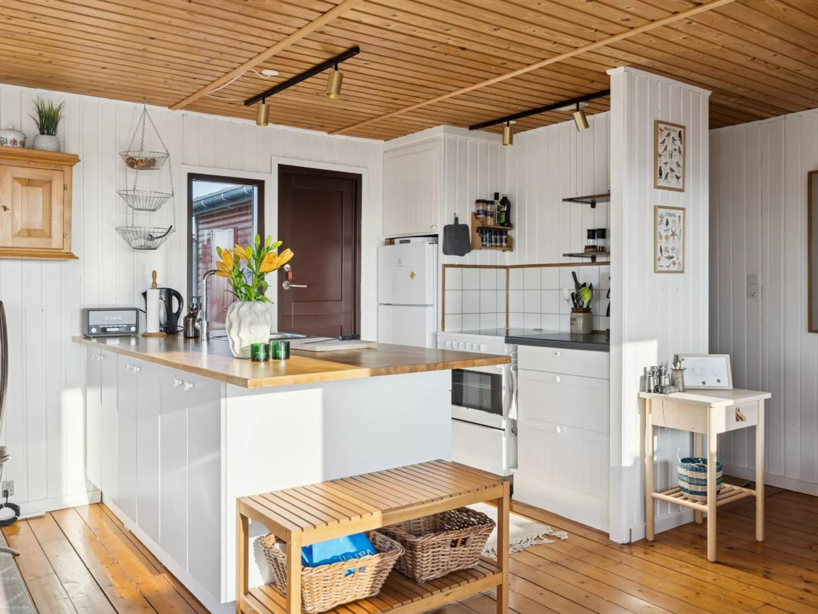 "Joseph" - 500m from the sea-Dedans