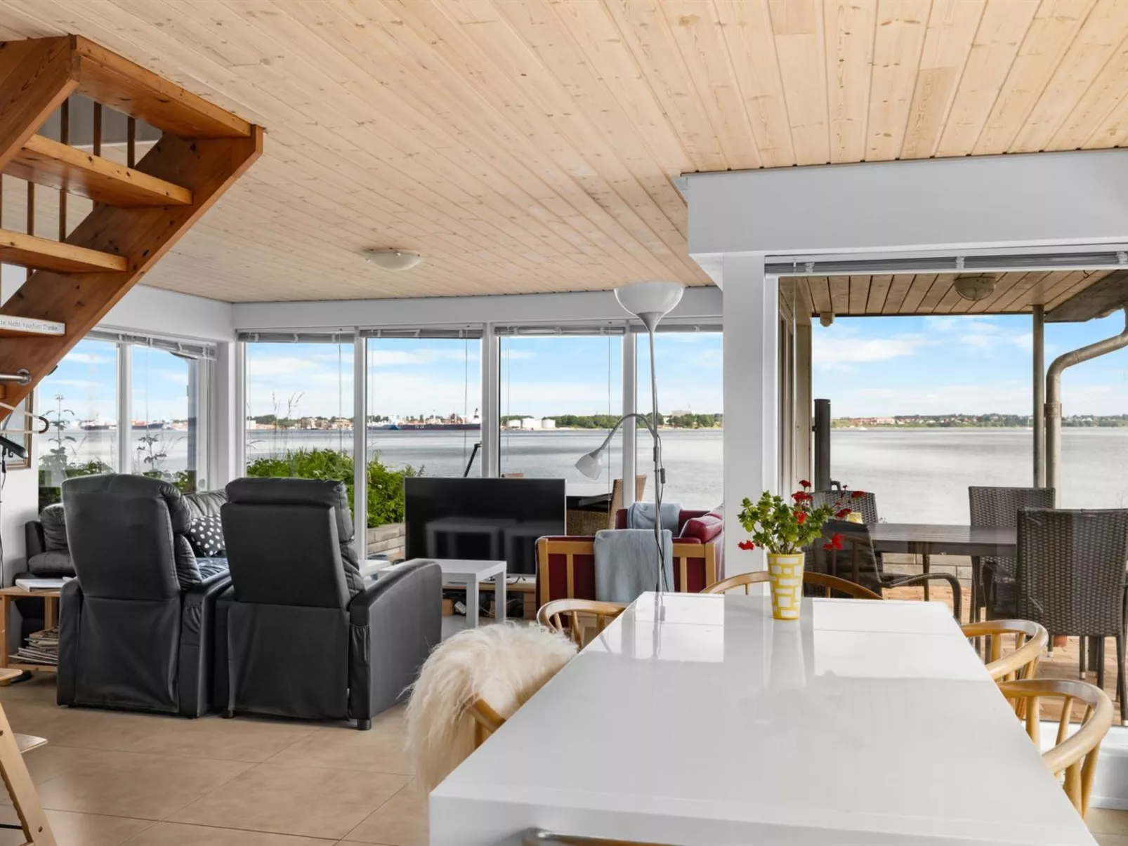 "Yngvy" - 10m from the sea-Drinnen