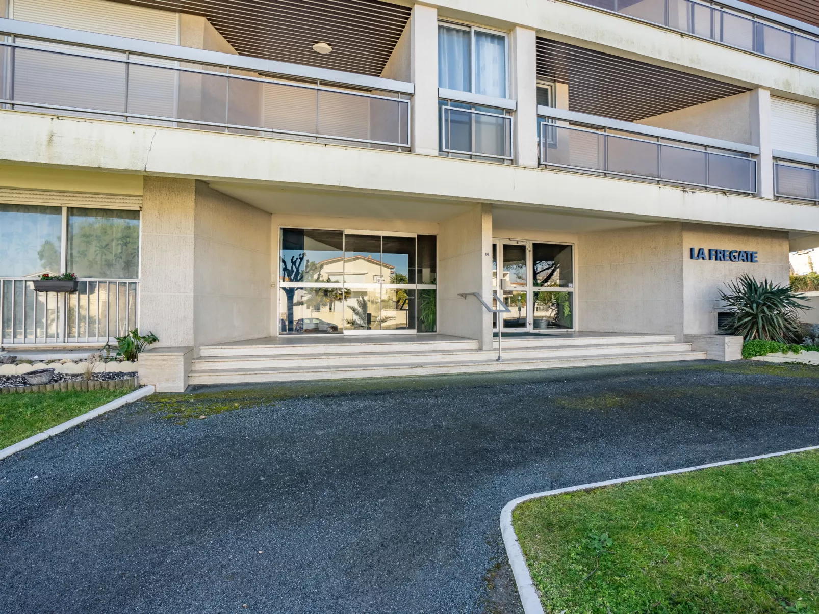 La Frégate - Outside